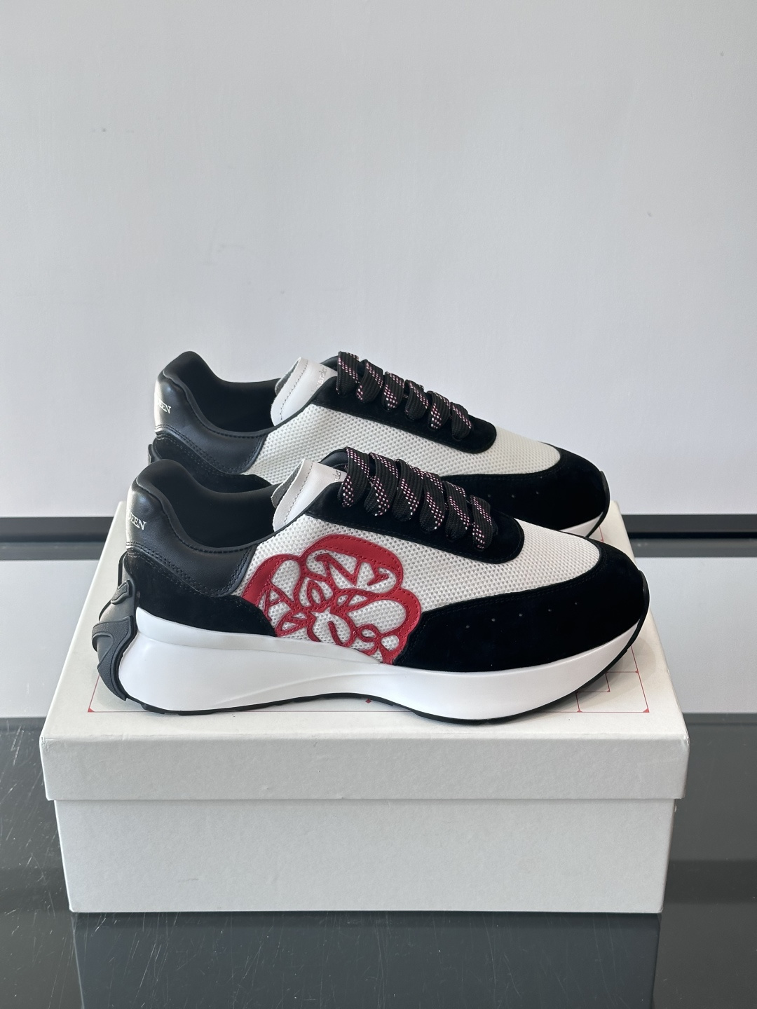 Alexander McQueen SPrint Runner跑鞋采用撞色设计，鞋面融合织物、麂皮和网布