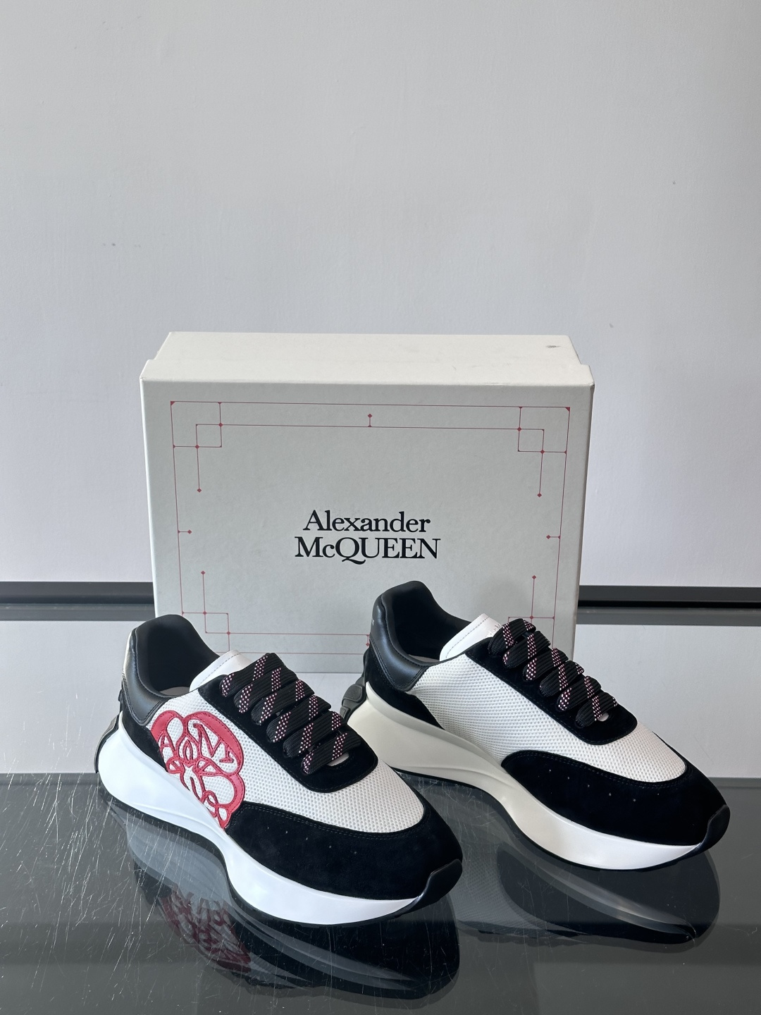 Alexander McQueen SPrint Runner跑鞋采用撞色设计，鞋面融合织物、麂皮和网布