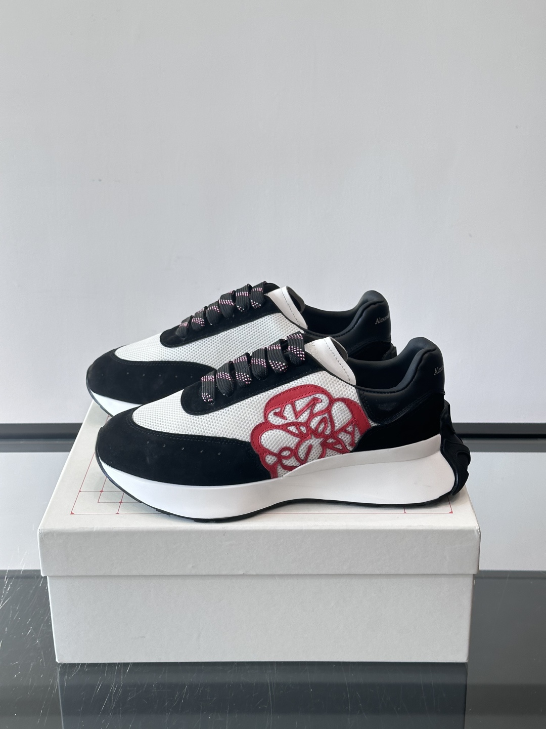 Alexander McQueen SPrint Runner跑鞋采用撞色设计，鞋面融合织物、麂皮和网布