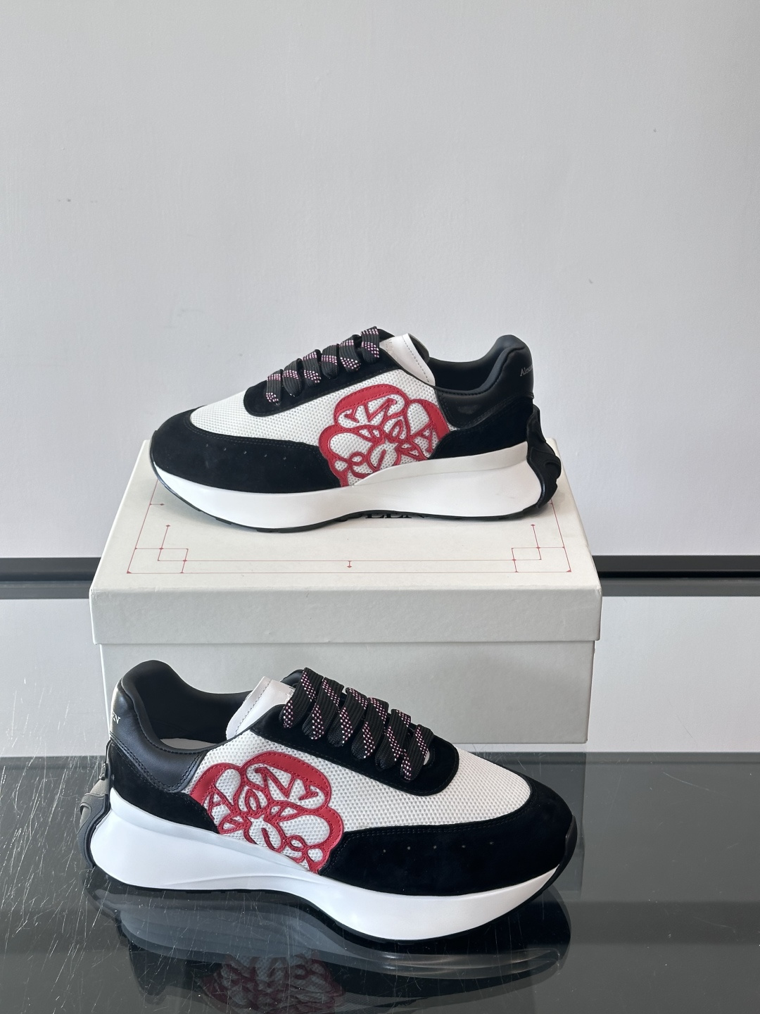 Alexander McQueen SPrint Runner跑鞋采用撞色设计，鞋面融合织物、麂皮和网布