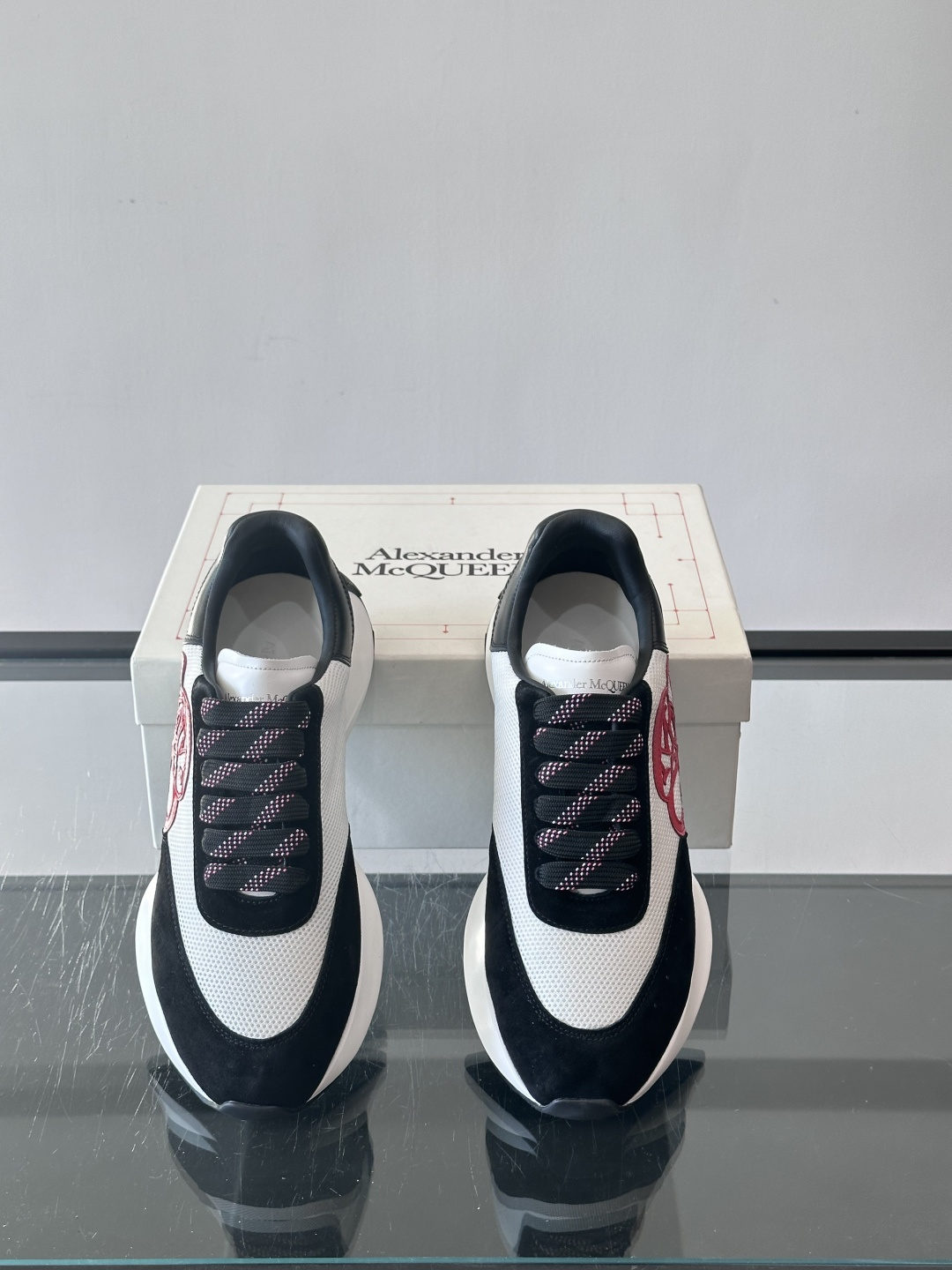 Alexander McQueen SPrint Runner跑鞋采用撞色设计，鞋面融合织物、麂皮和网布