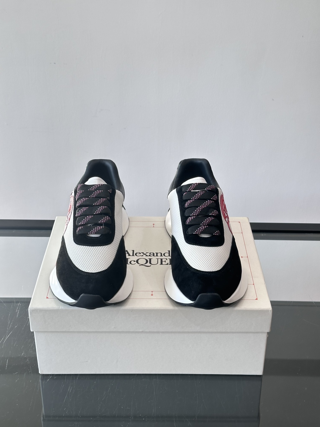 Alexander McQueen SPrint Runner跑鞋采用撞色设计，鞋面融合织物、麂皮和网布