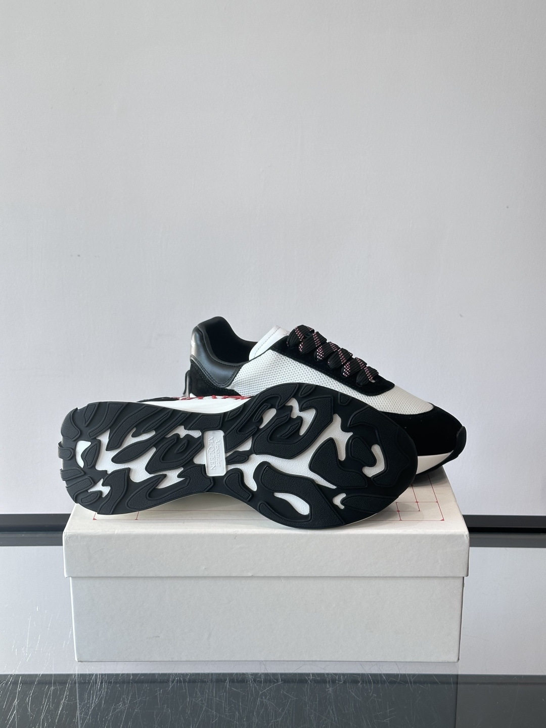 Alexander McQueen SPrint Runner跑鞋采用撞色设计，鞋面融合织物、麂皮和网布