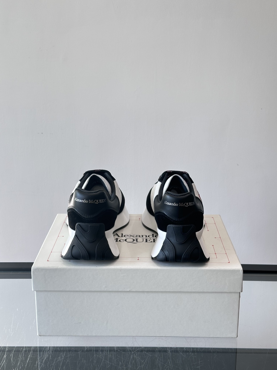 Alexander McQueen SPrint Runner跑鞋采用撞色设计，鞋面融合织物、麂皮和网布