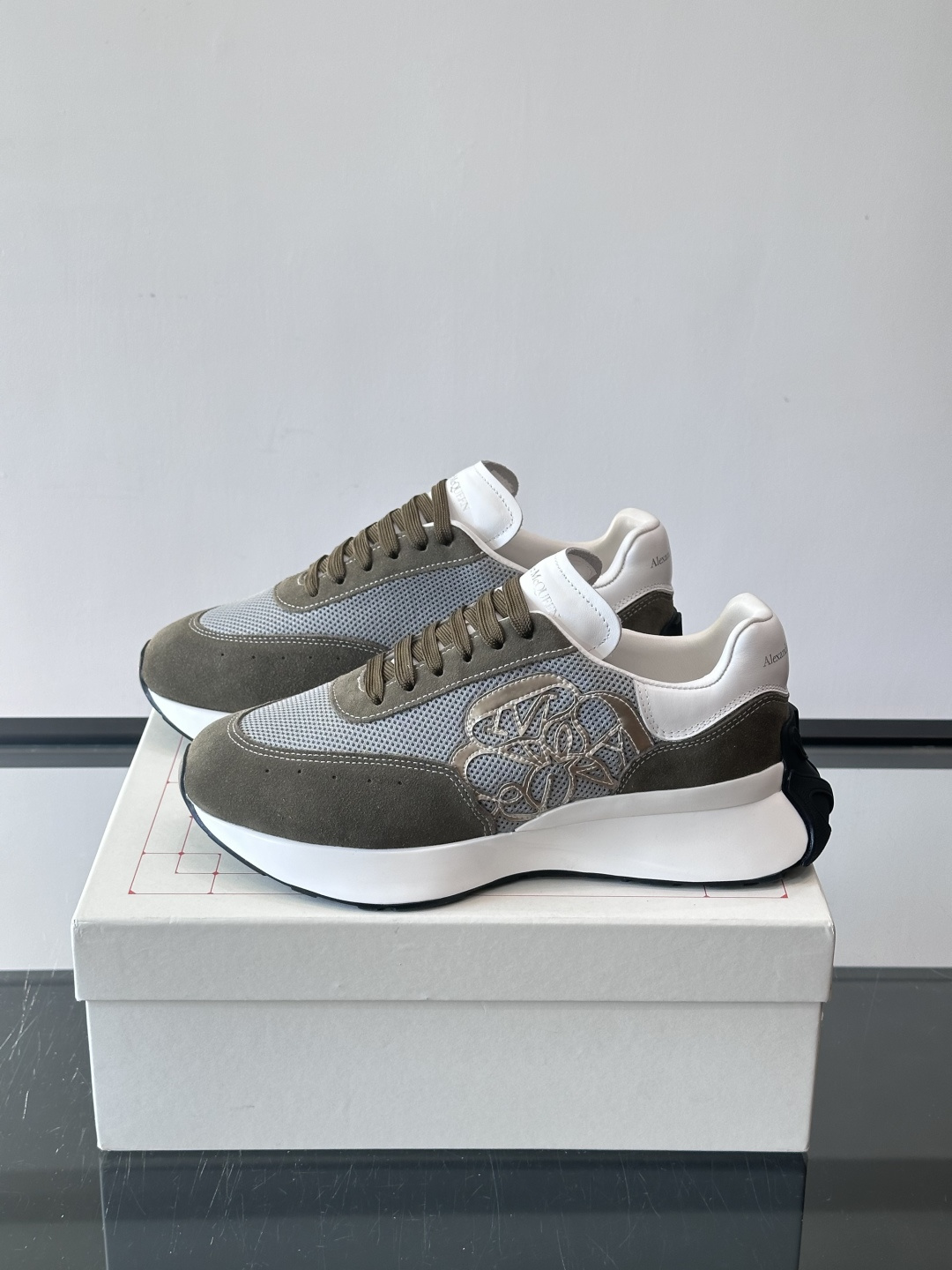 Alexander McQueen SPrint Runner跑鞋采用撞色设计，鞋面融合织物、麂皮和网布