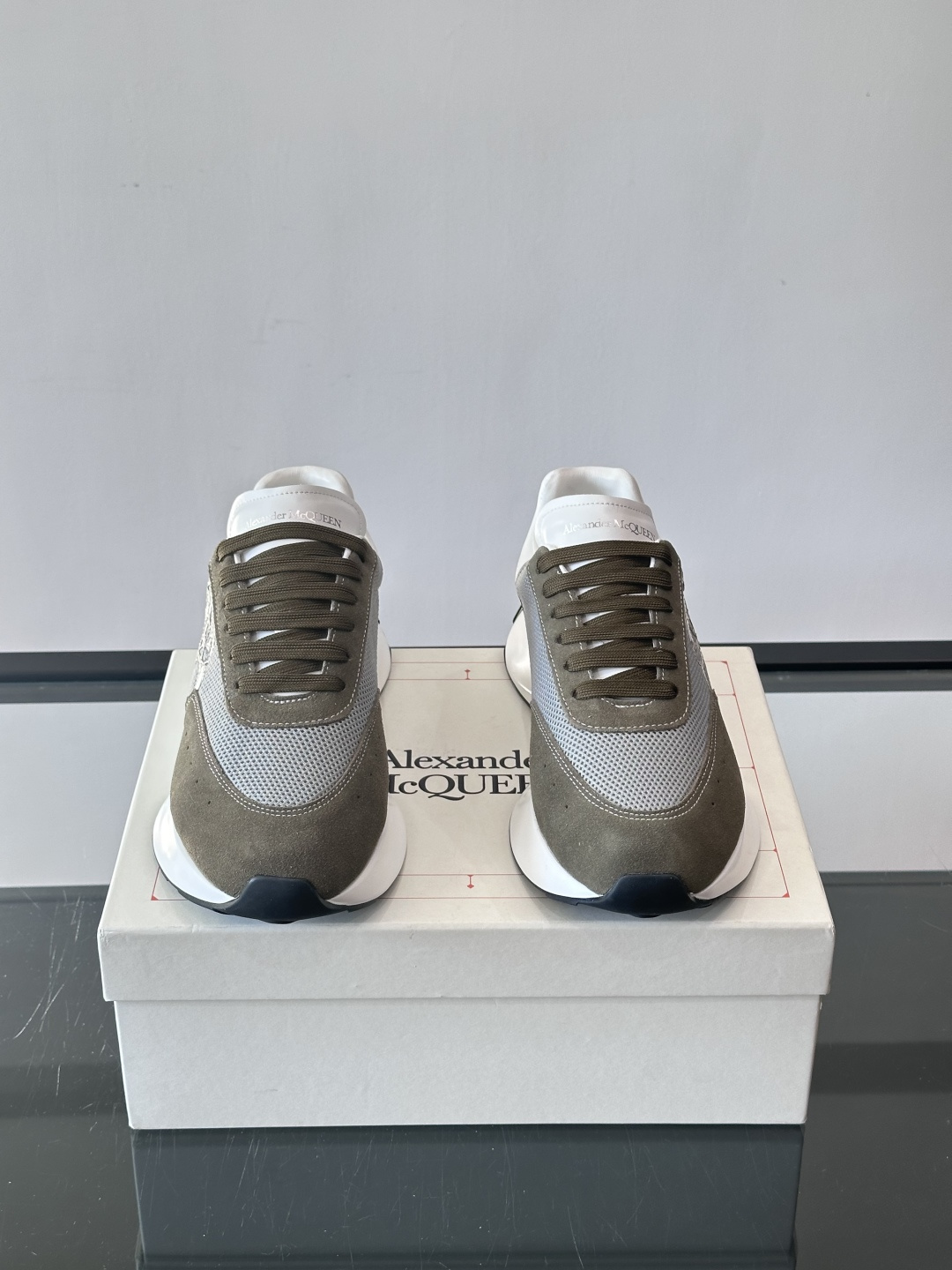 Alexander McQueen SPrint Runner跑鞋采用撞色设计，鞋面融合织物、麂皮和网布