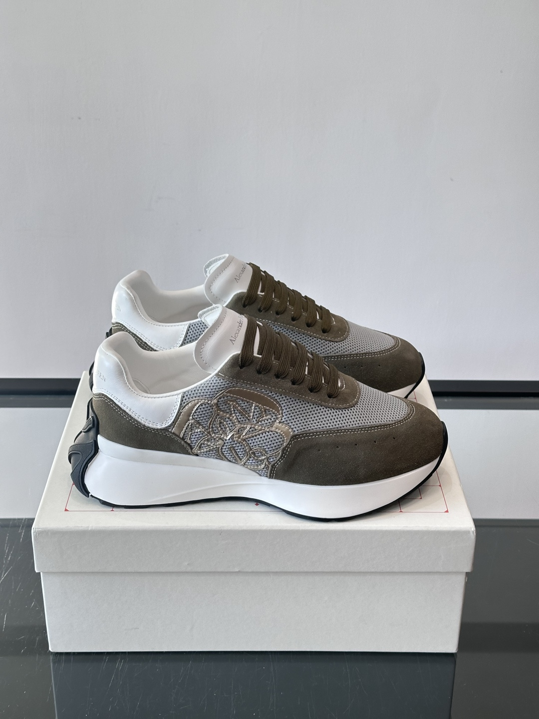 Alexander McQueen SPrint Runner跑鞋采用撞色设计，鞋面融合织物、麂皮和网布