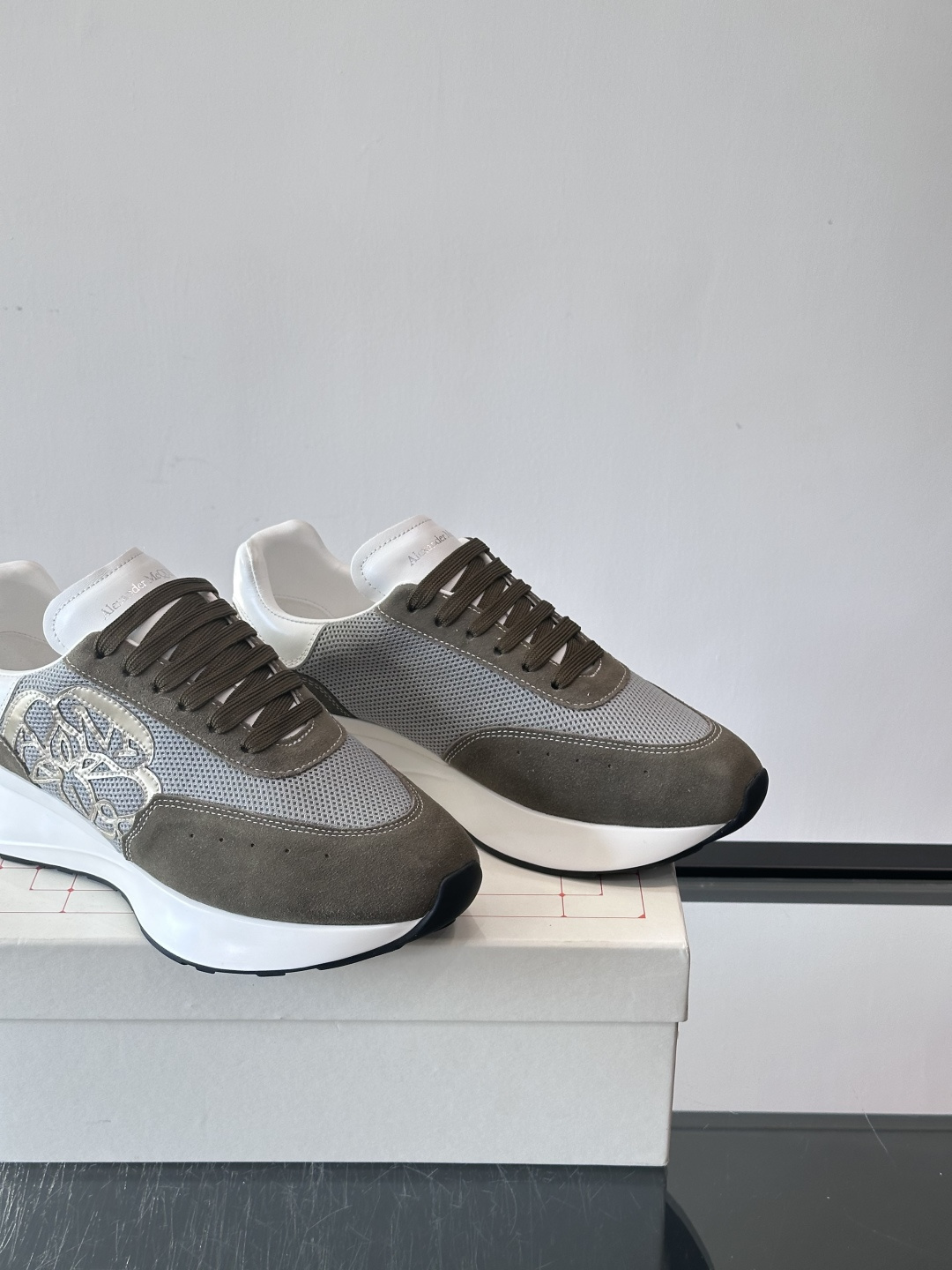 Alexander McQueen SPrint Runner跑鞋采用撞色设计，鞋面融合织物、麂皮和网布