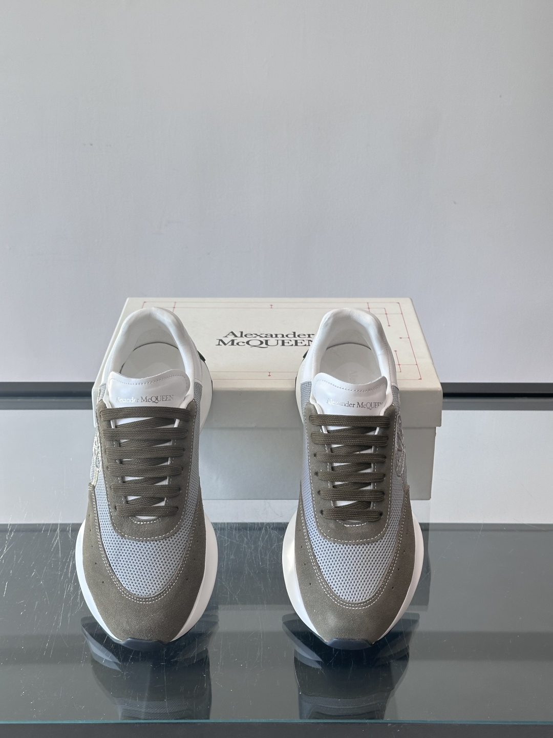 Alexander McQueen SPrint Runner跑鞋采用撞色设计，鞋面融合织物、麂皮和网布