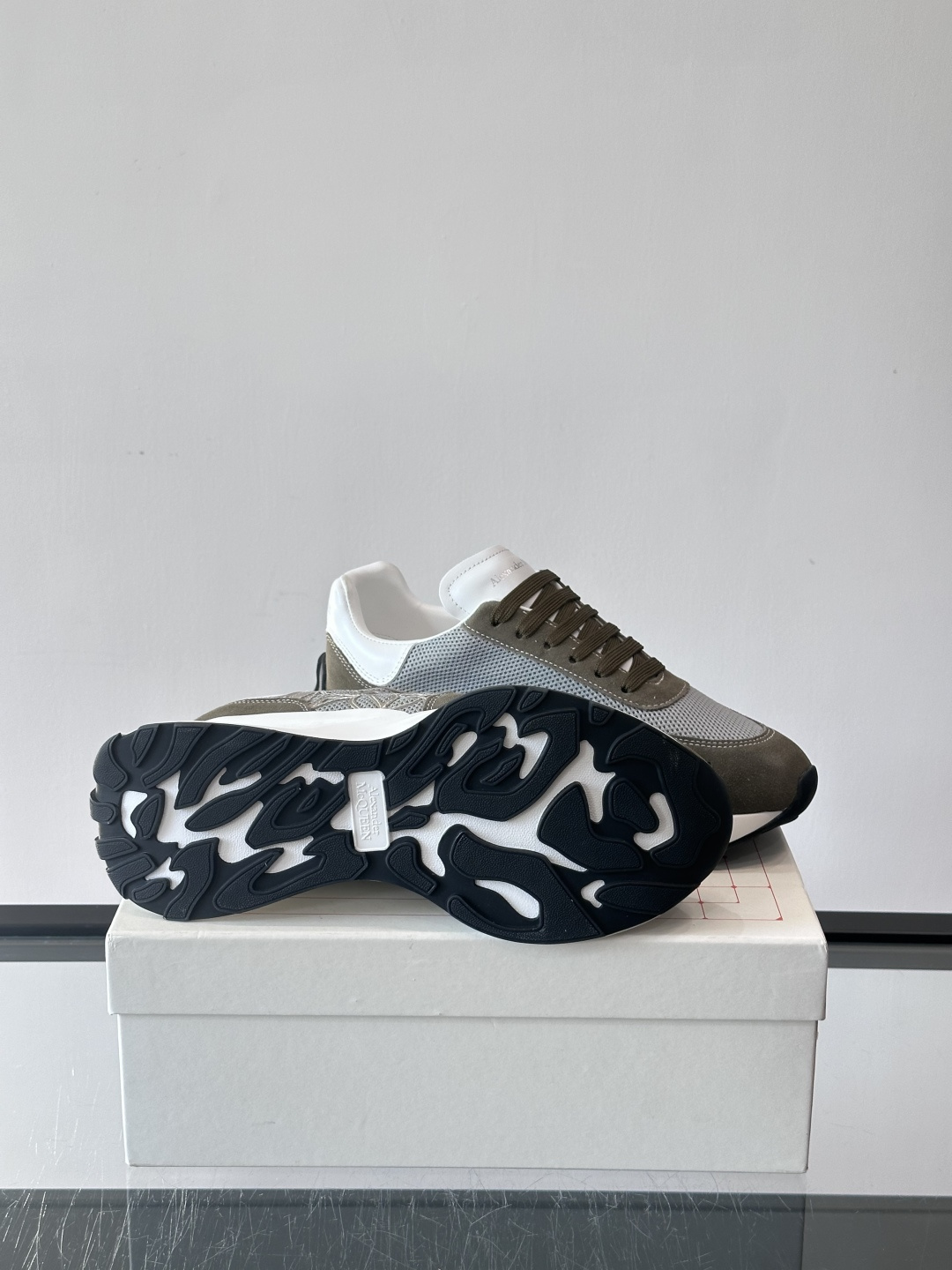 Alexander McQueen SPrint Runner跑鞋采用撞色设计，鞋面融合织物、麂皮和网布