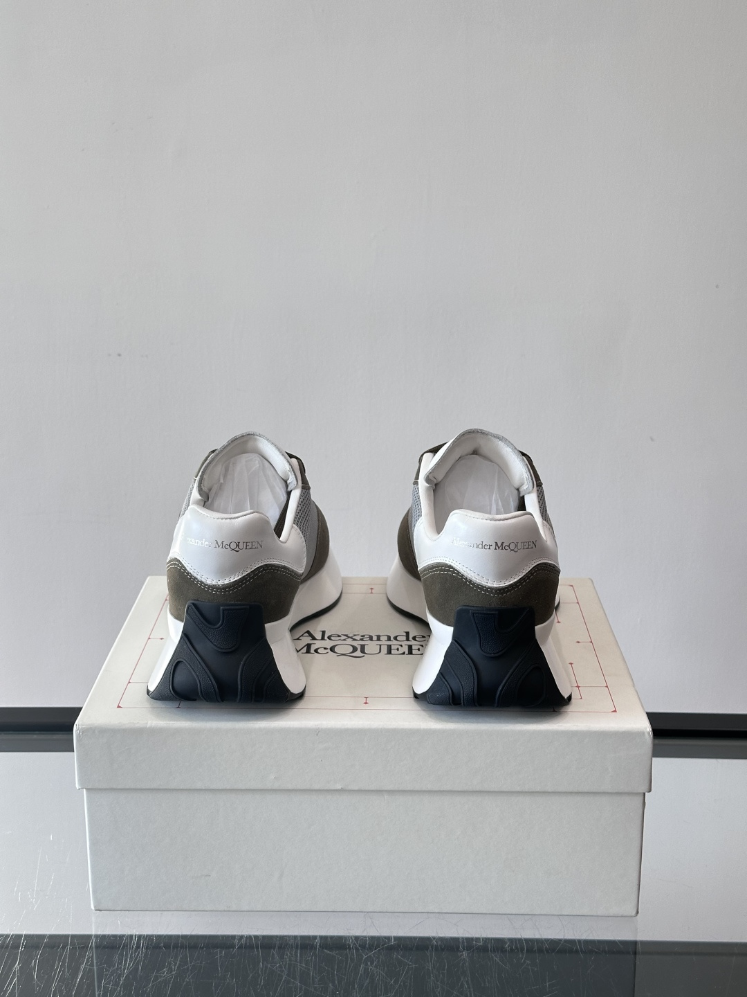 Alexander McQueen SPrint Runner跑鞋采用撞色设计，鞋面融合织物、麂皮和网布