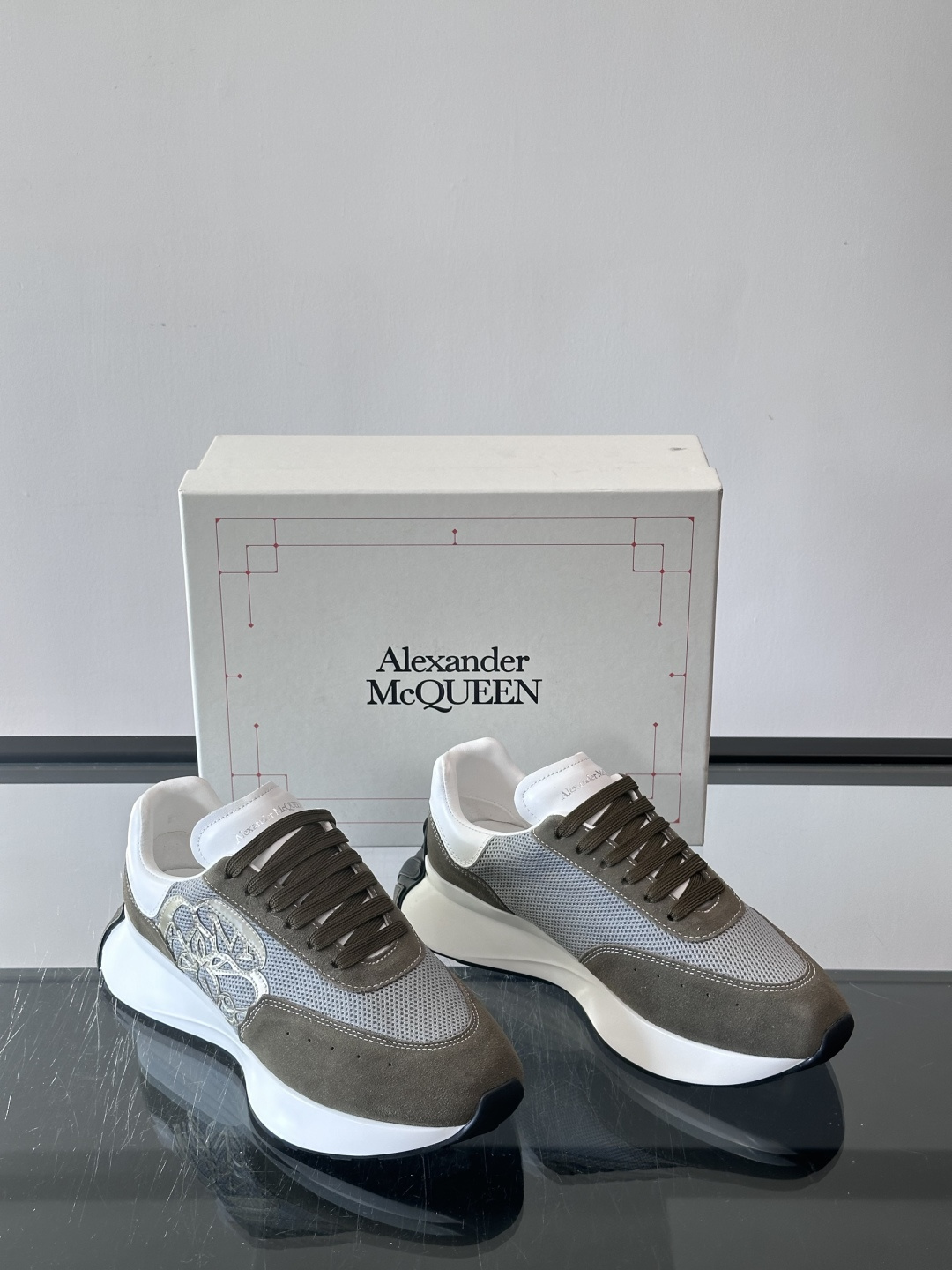 Alexander McQueen SPrint Runner跑鞋采用撞色设计，鞋面融合织物、麂皮和网布