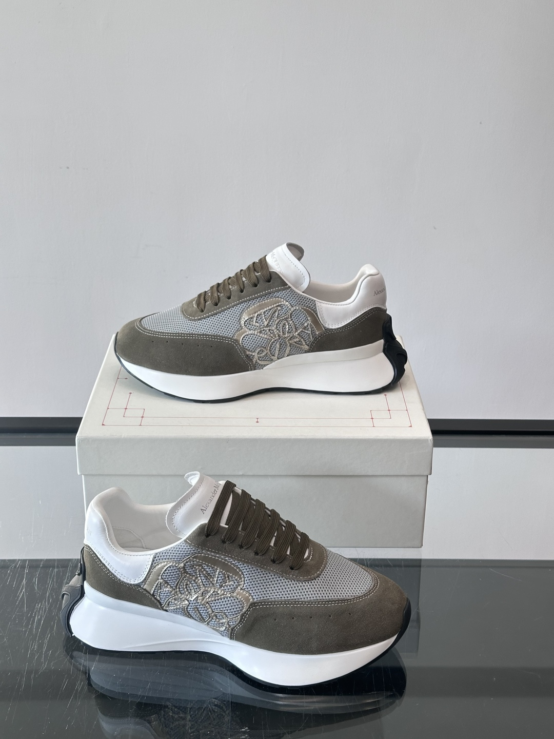 Alexander McQueen SPrint Runner跑鞋采用撞色设计，鞋面融合织物、麂皮和网布