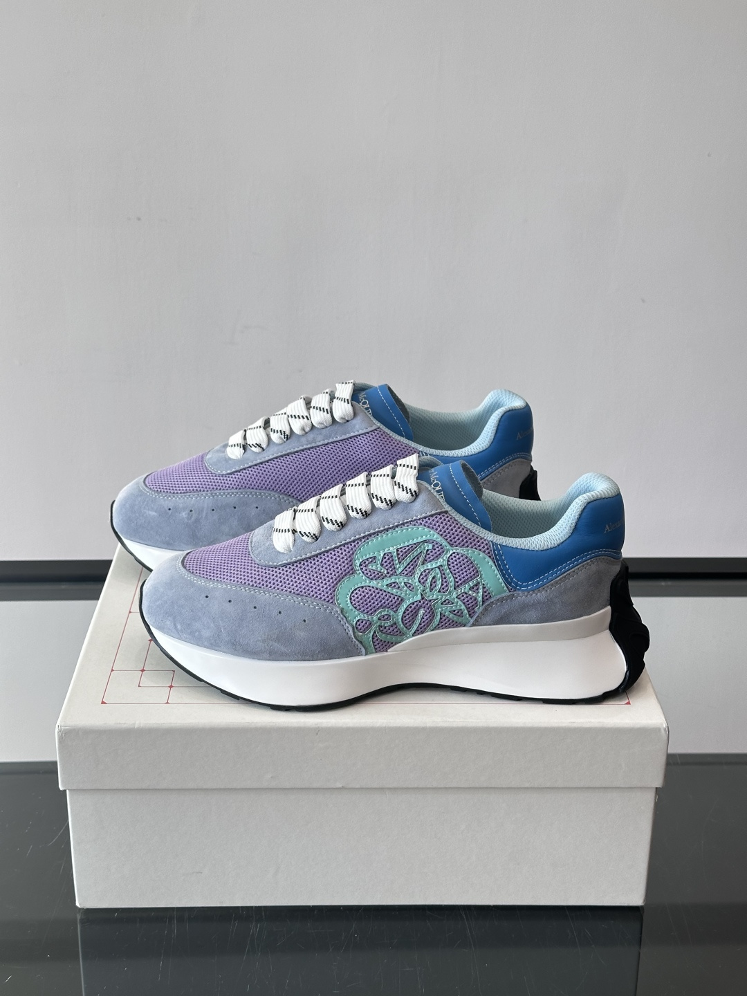 Alexander McQueen SPrint Runner跑鞋采用撞色设计，鞋面融合织物、麂皮和网布