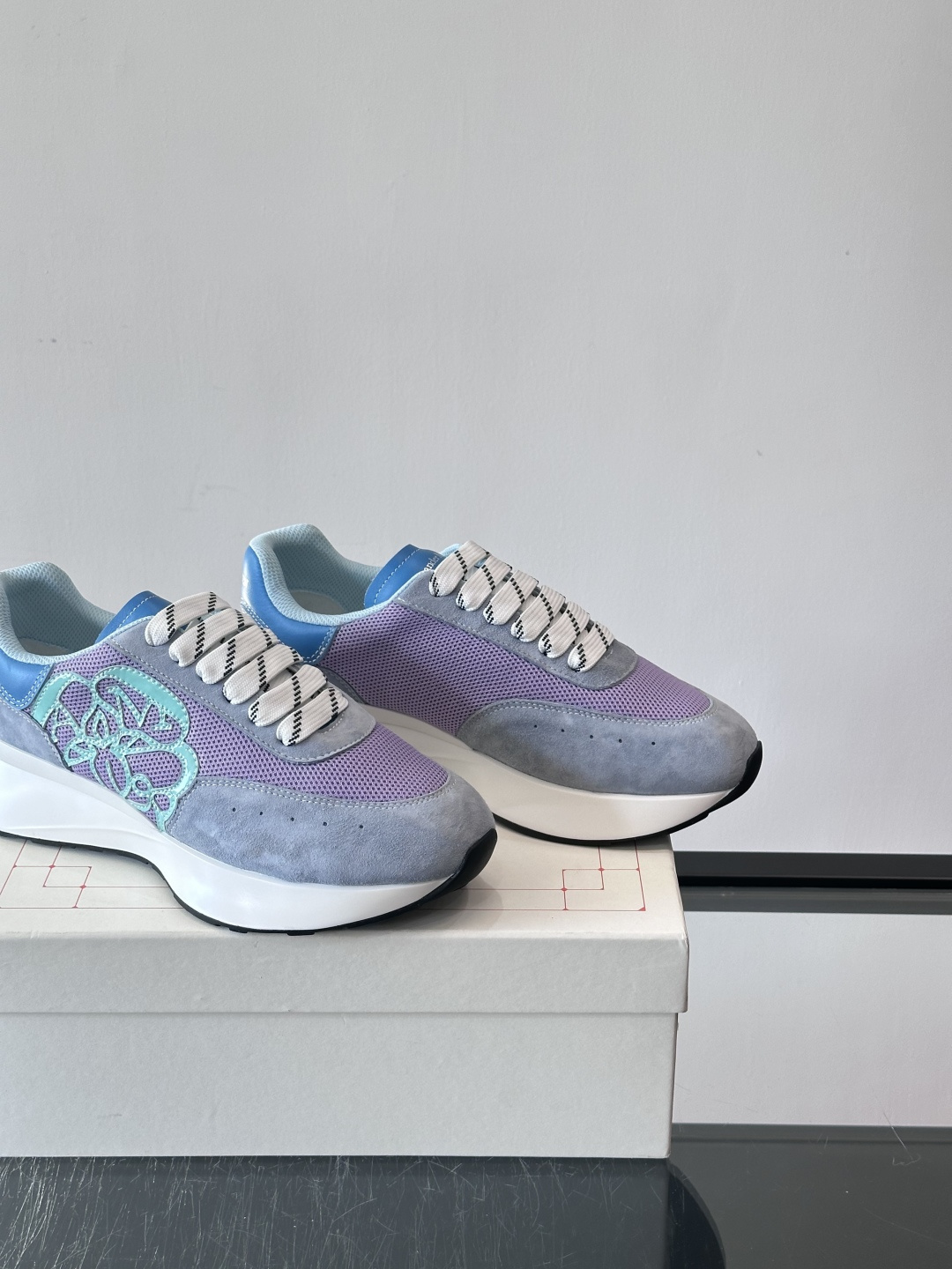 Alexander McQueen SPrint Runner跑鞋采用撞色设计，鞋面融合织物、麂皮和网布