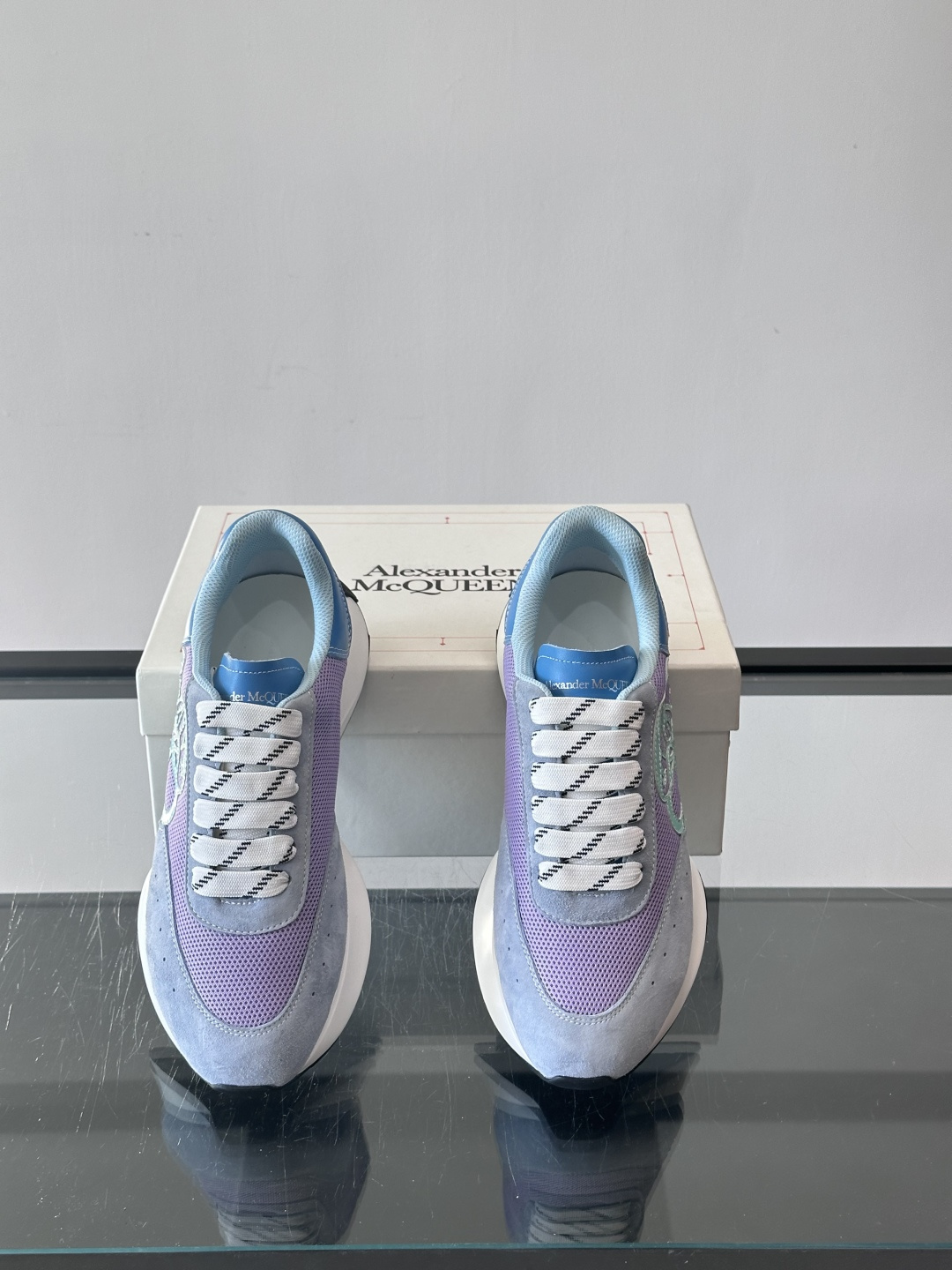 Alexander McQueen SPrint Runner跑鞋采用撞色设计，鞋面融合织物、麂皮和网布
