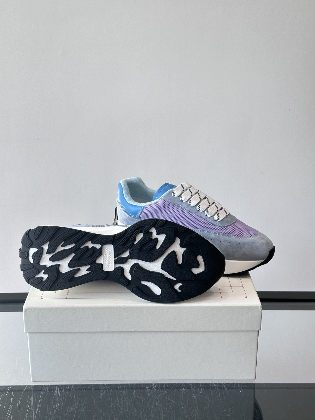 Alexander McQueen SPrint Runner跑鞋采用撞色设计，鞋面融合织物、麂皮和网布