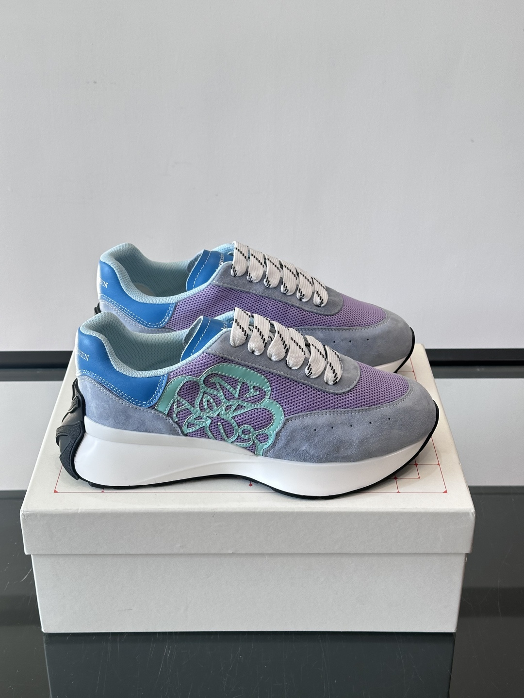 Alexander McQueen SPrint Runner跑鞋采用撞色设计，鞋面融合织物、麂皮和网布