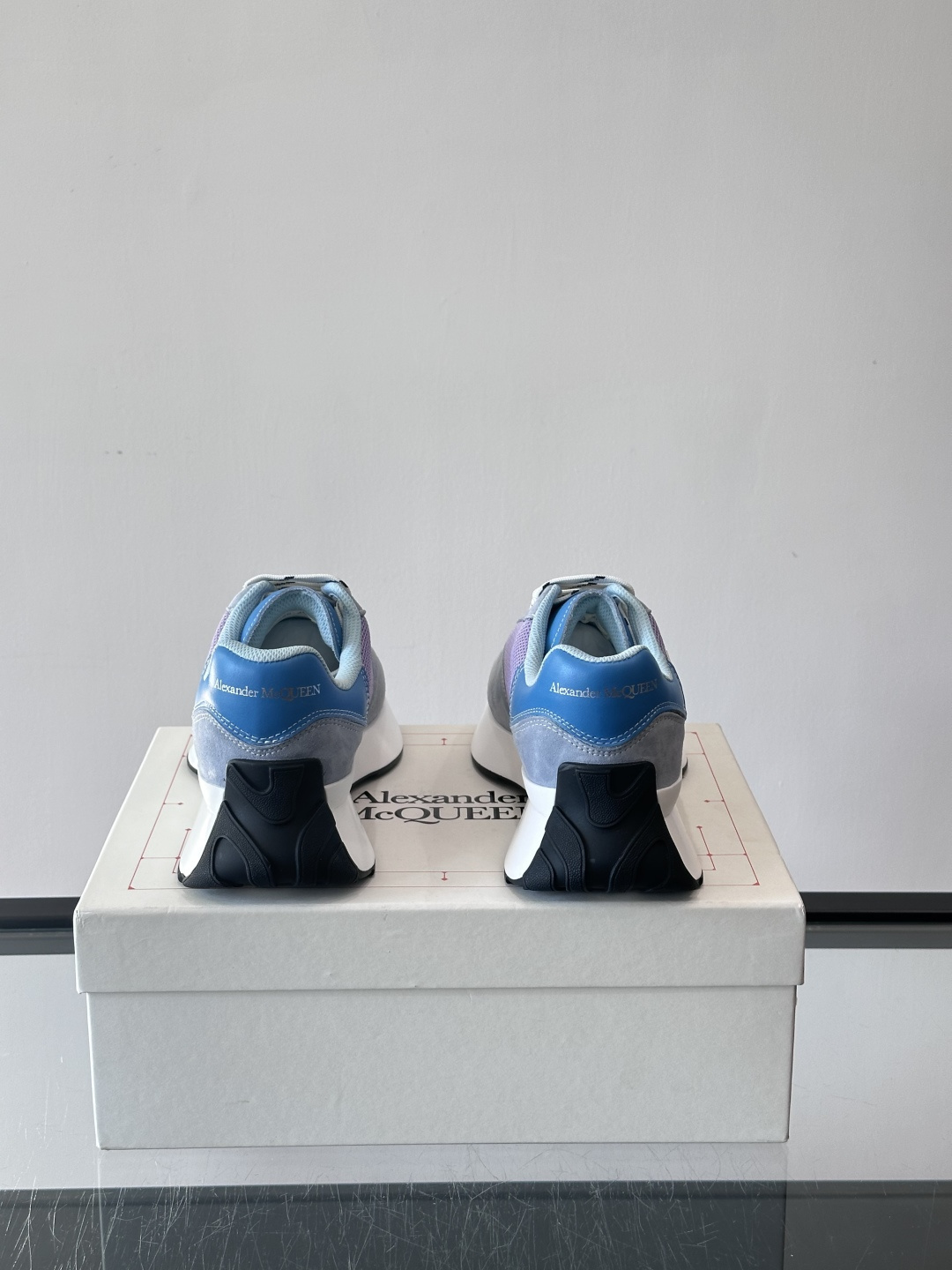 Alexander McQueen SPrint Runner跑鞋采用撞色设计，鞋面融合织物、麂皮和网布