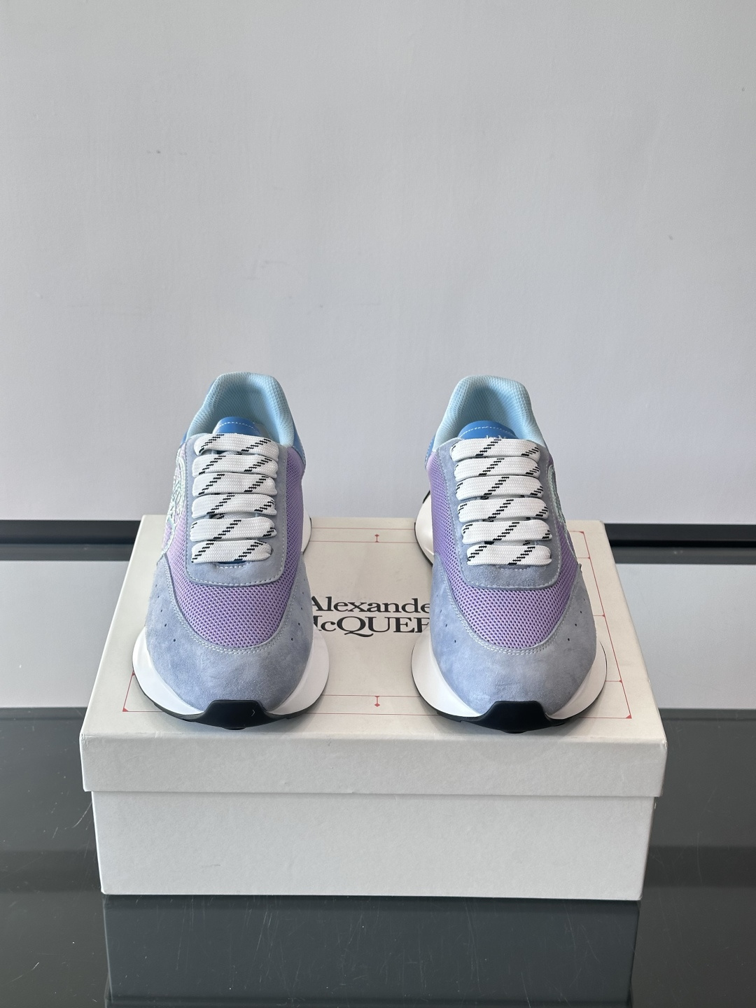 Alexander McQueen SPrint Runner跑鞋采用撞色设计，鞋面融合织物、麂皮和网布