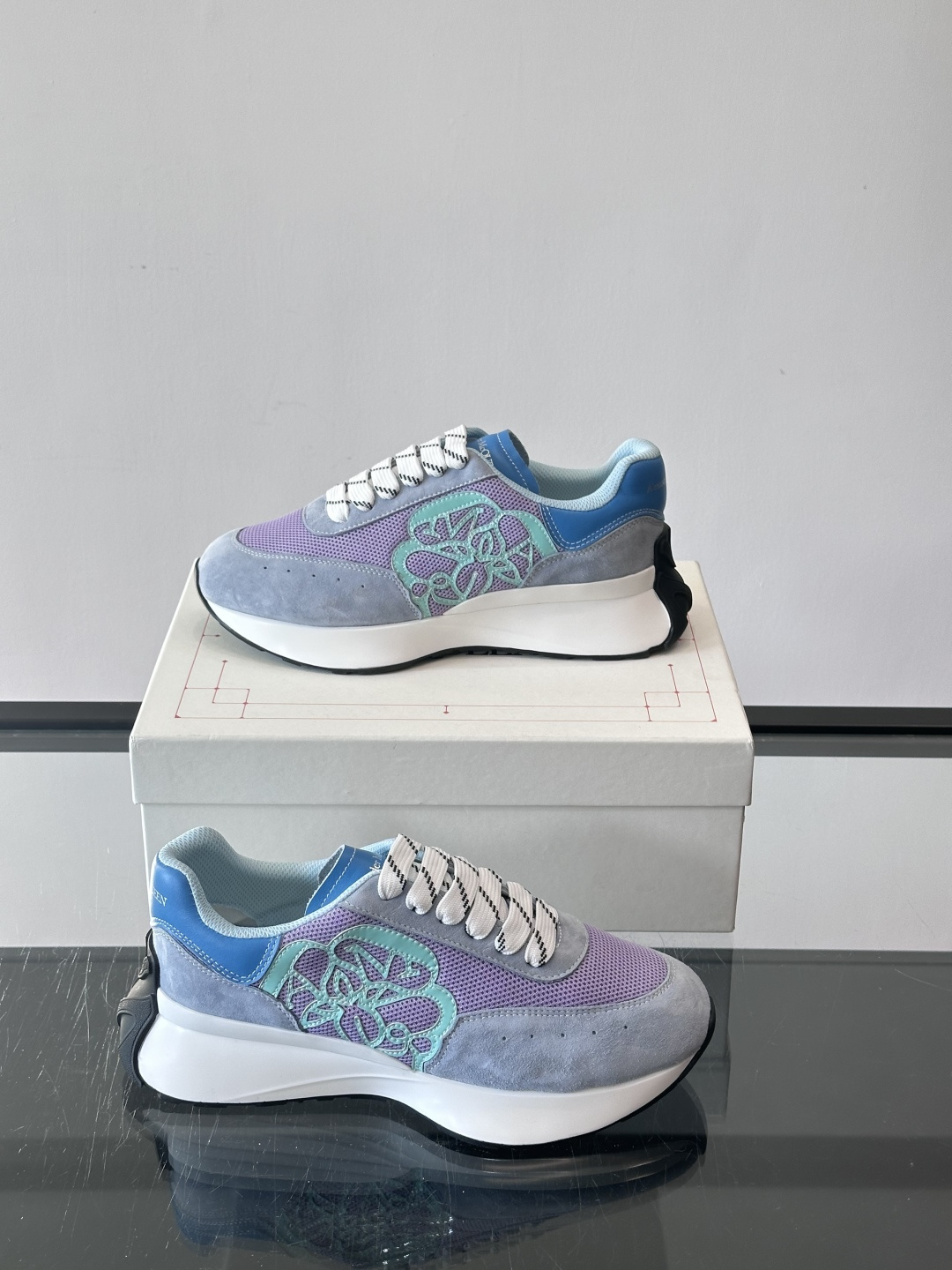 Alexander McQueen SPrint Runner跑鞋采用撞色设计，鞋面融合织物、麂皮和网布