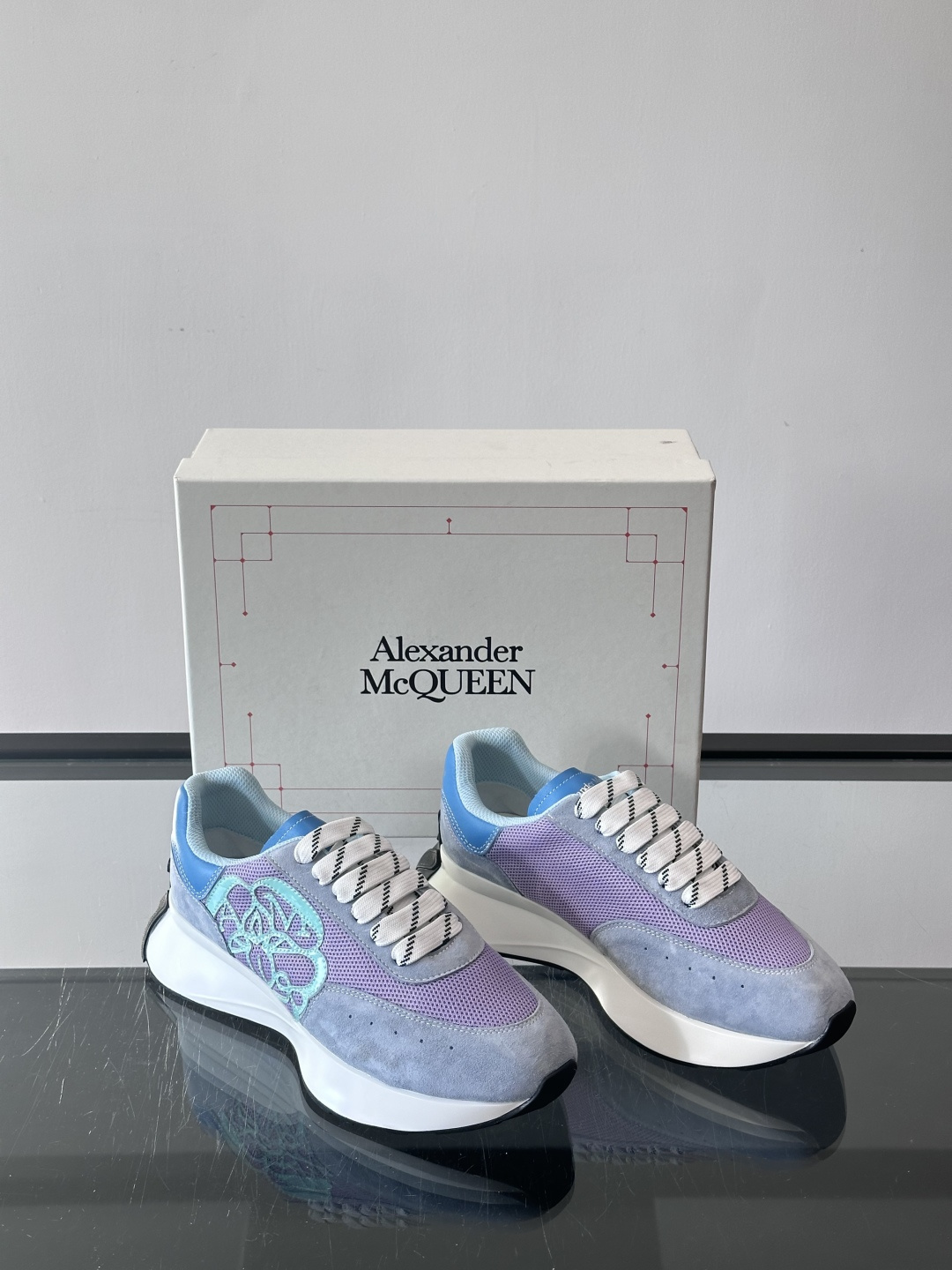 Alexander McQueen SPrint Runner跑鞋采用撞色设计，鞋面融合织物、麂皮和网布