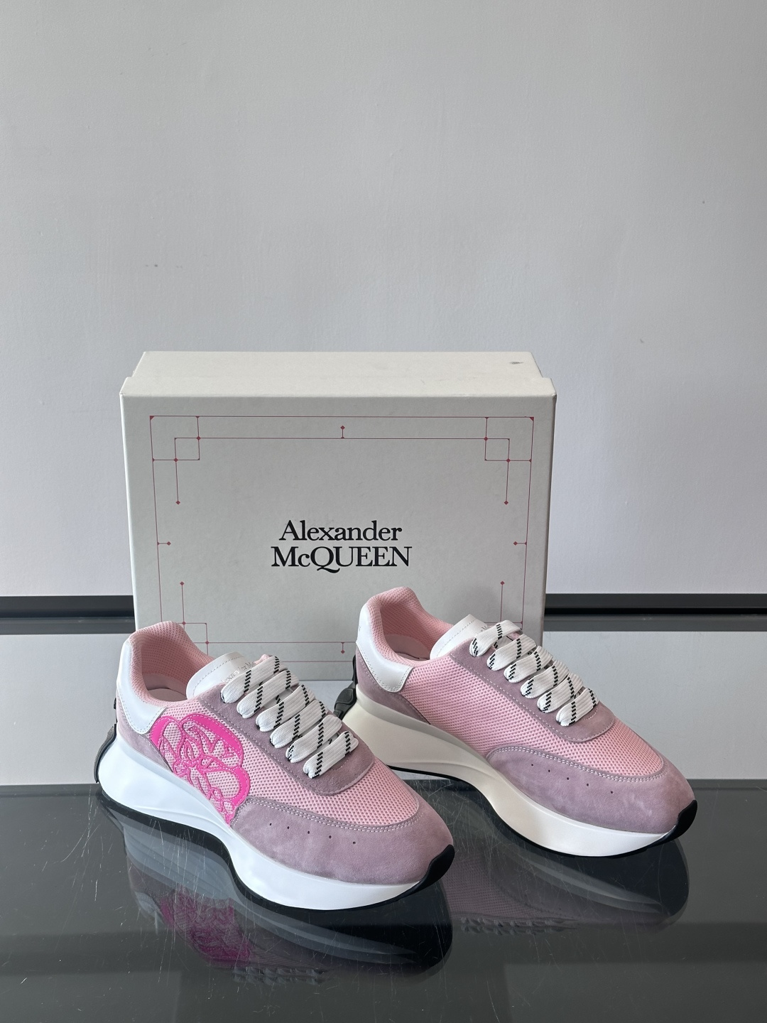 Alexander McQueen SPrint Runner跑鞋采用撞色设计，鞋面融合织物、麂皮和网布