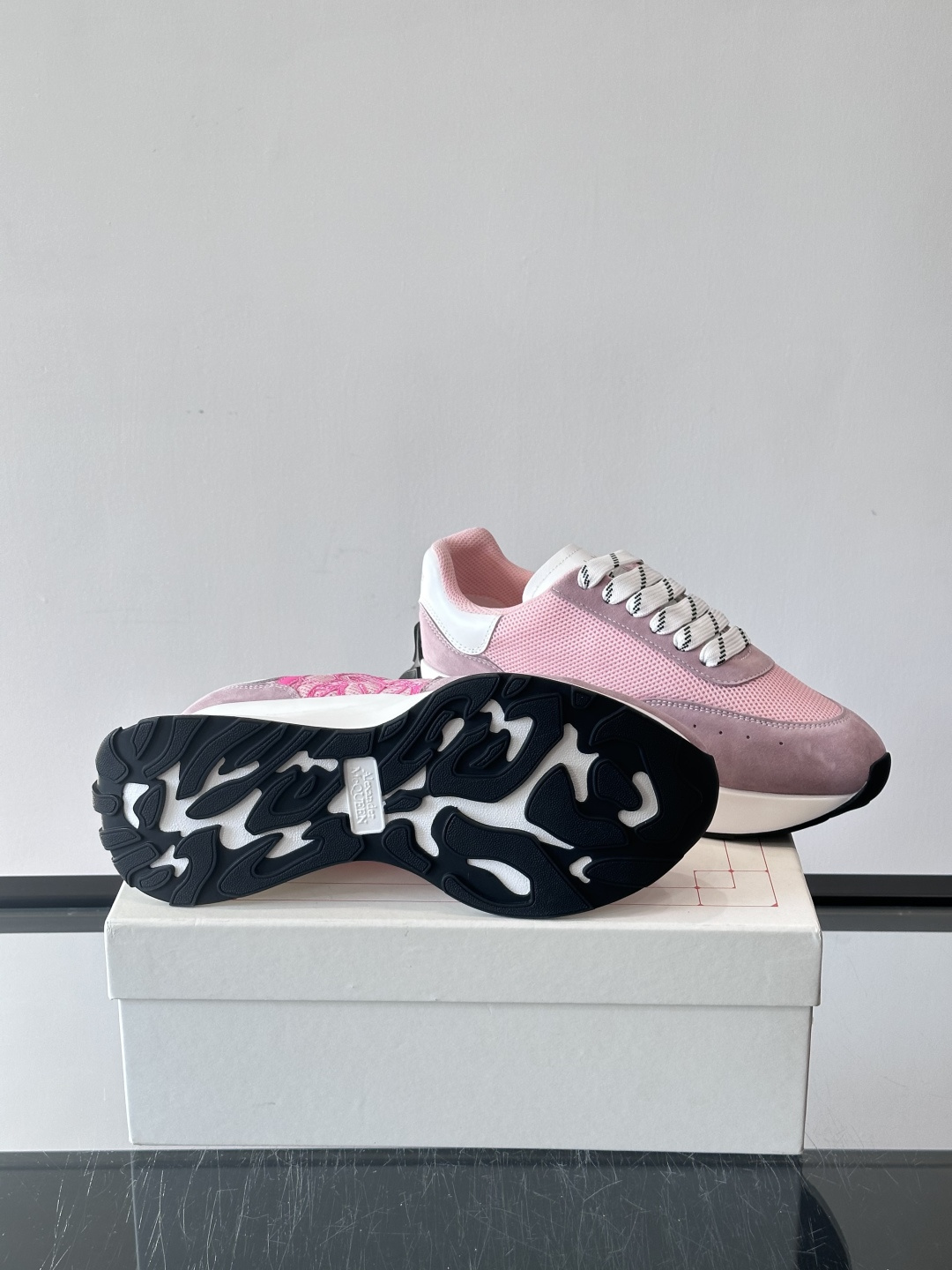 Alexander McQueen SPrint Runner跑鞋采用撞色设计，鞋面融合织物、麂皮和网布