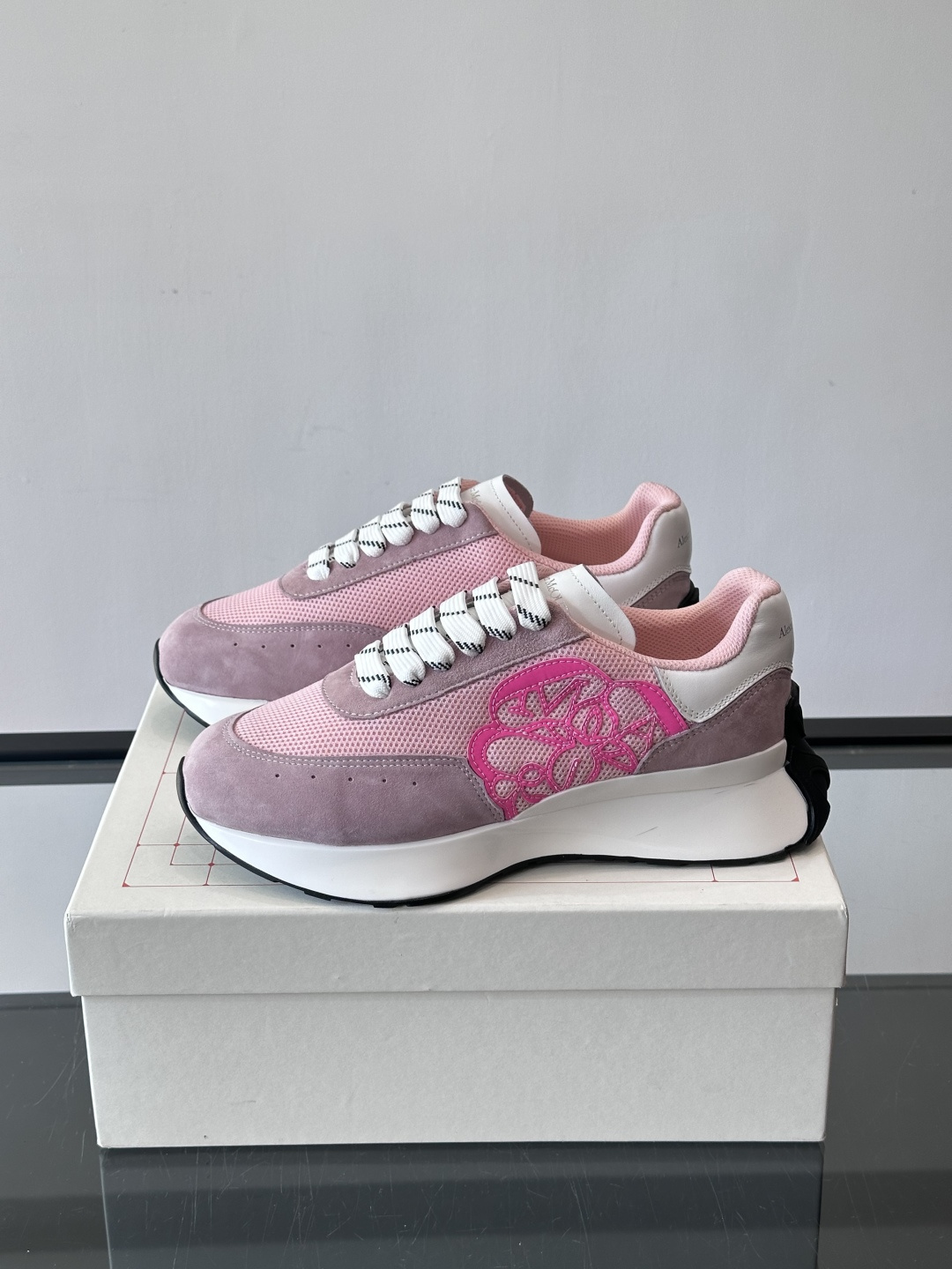 Alexander McQueen SPrint Runner跑鞋采用撞色设计，鞋面融合织物、麂皮和网布