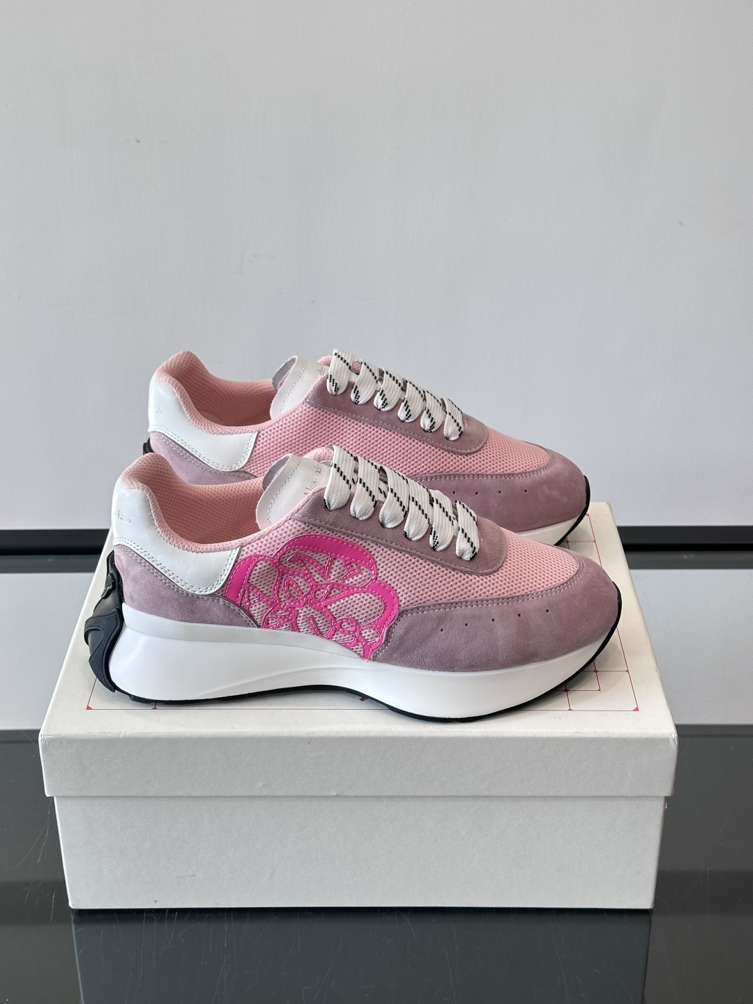 Alexander McQueen SPrint Runner跑鞋采用撞色设计，鞋面融合织物、麂皮和网布