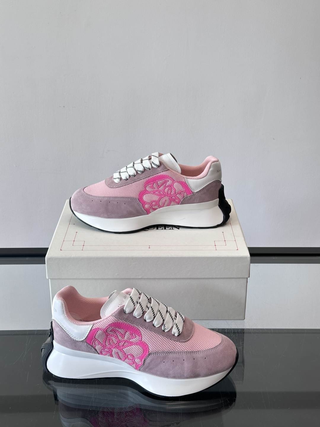 Alexander McQueen SPrint Runner跑鞋采用撞色设计，鞋面融合织物、麂皮和网布