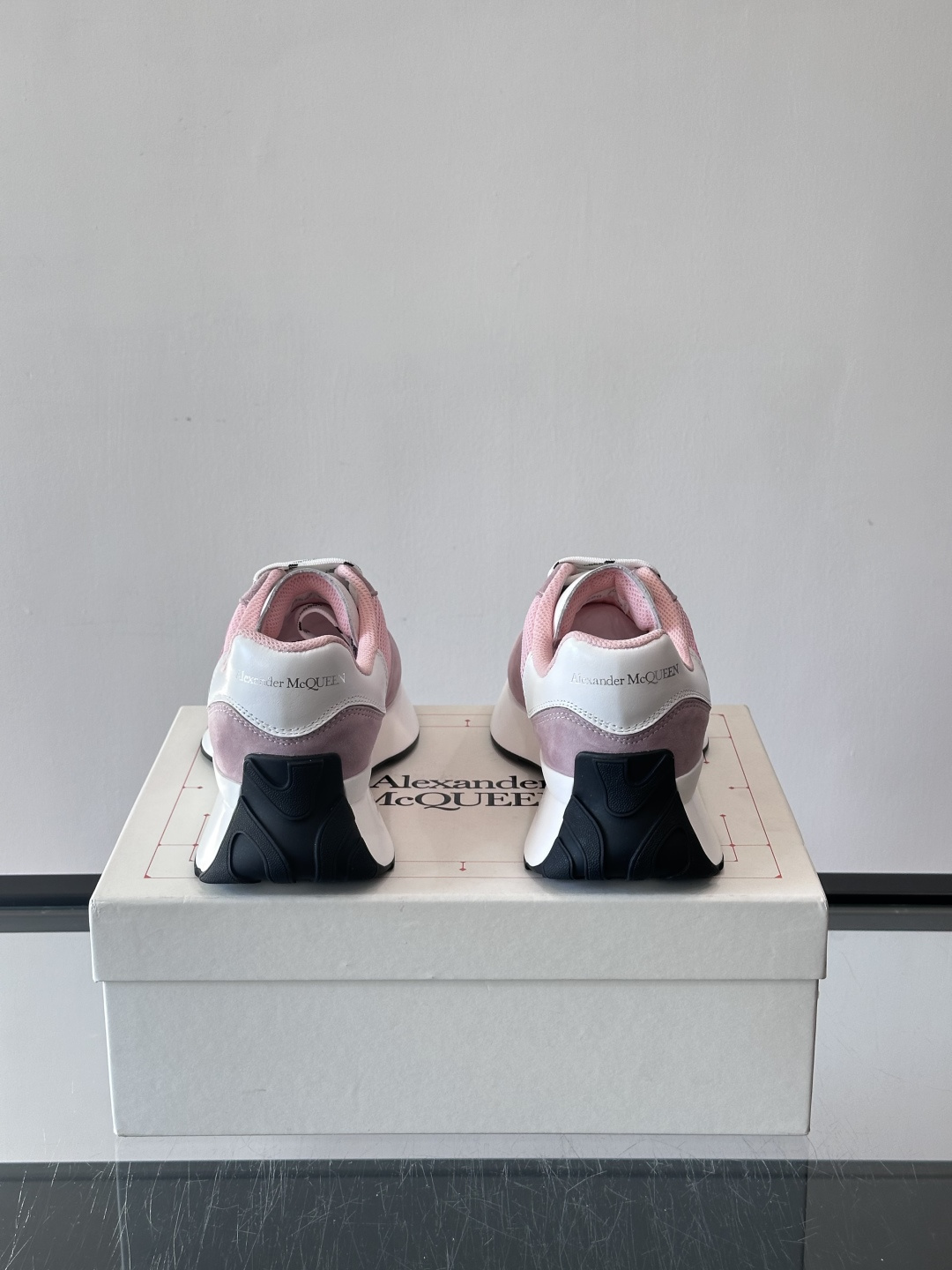 Alexander McQueen SPrint Runner跑鞋采用撞色设计，鞋面融合织物、麂皮和网布