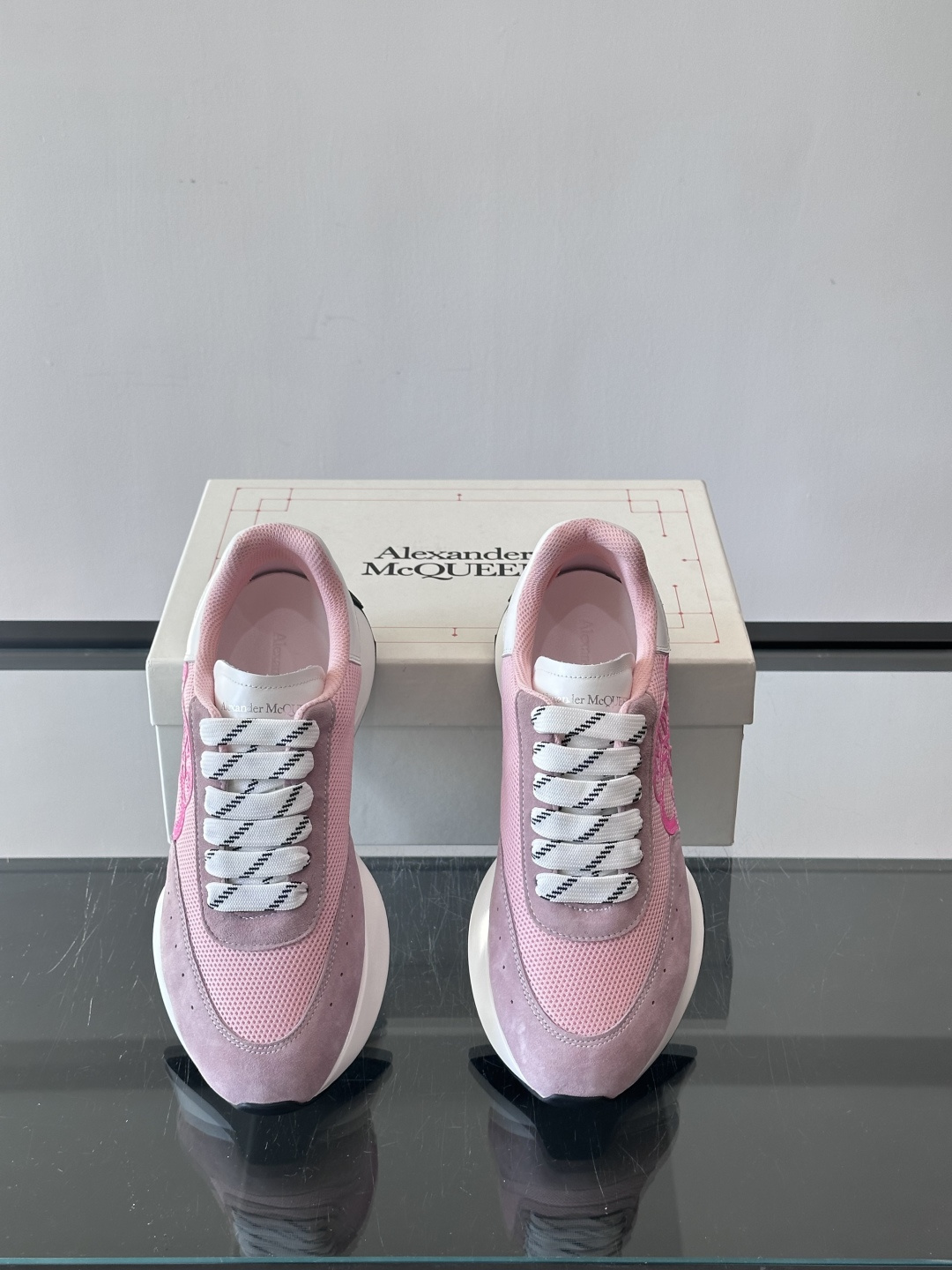 Alexander McQueen SPrint Runner跑鞋采用撞色设计，鞋面融合织物、麂皮和网布