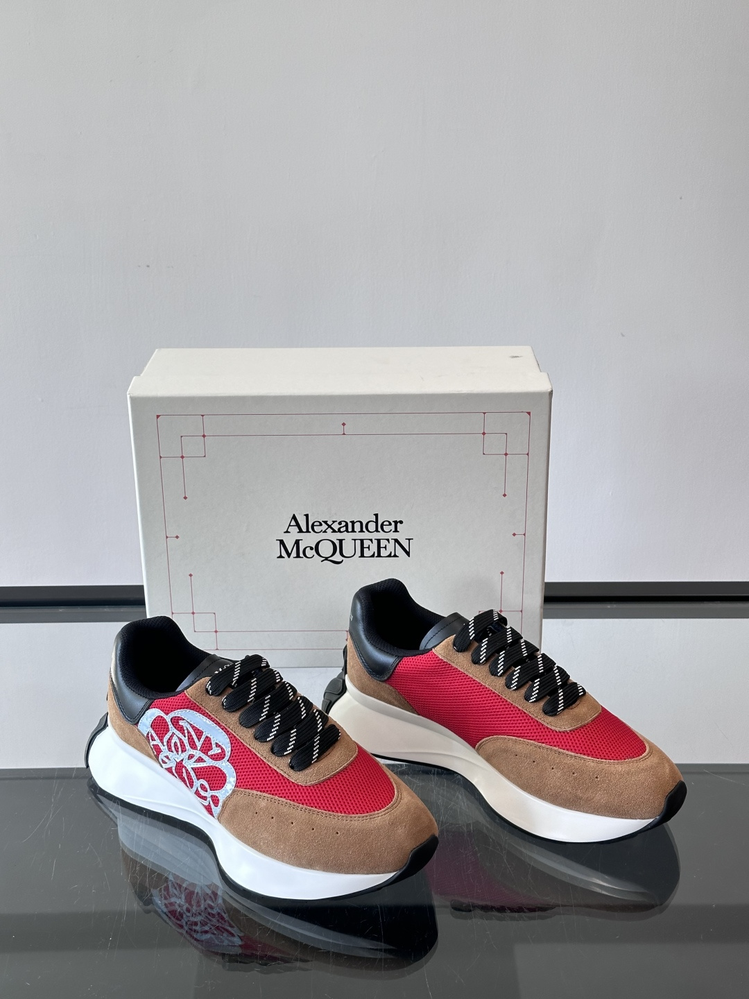 Alexander McQueen SPrint Runner跑鞋采用撞色设计，鞋面融合织物、麂皮和网布