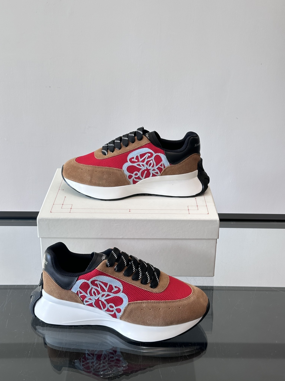 Alexander McQueen SPrint Runner跑鞋采用撞色设计，鞋面融合织物、麂皮和网布
