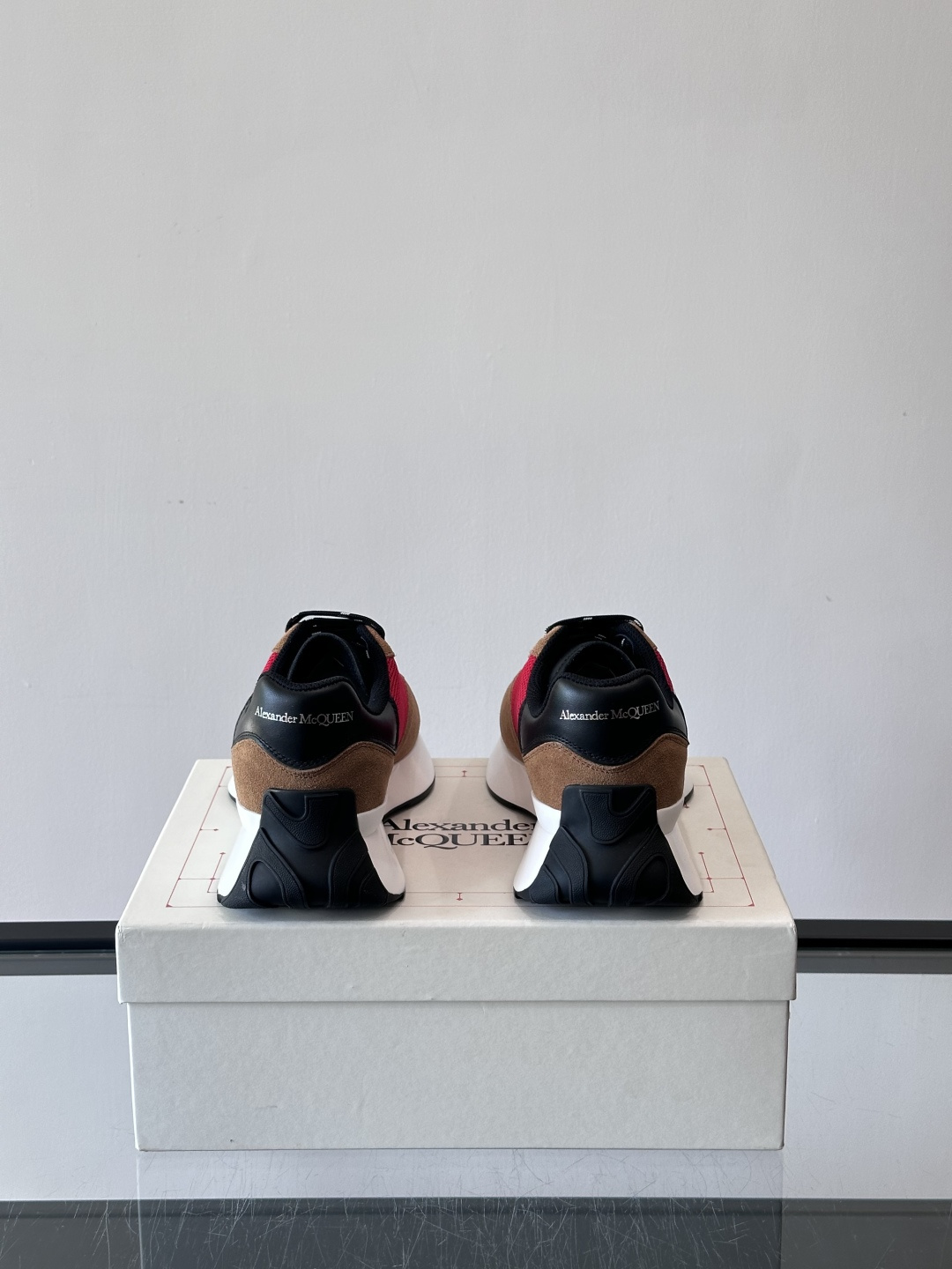 Alexander McQueen SPrint Runner跑鞋采用撞色设计，鞋面融合织物、麂皮和网布