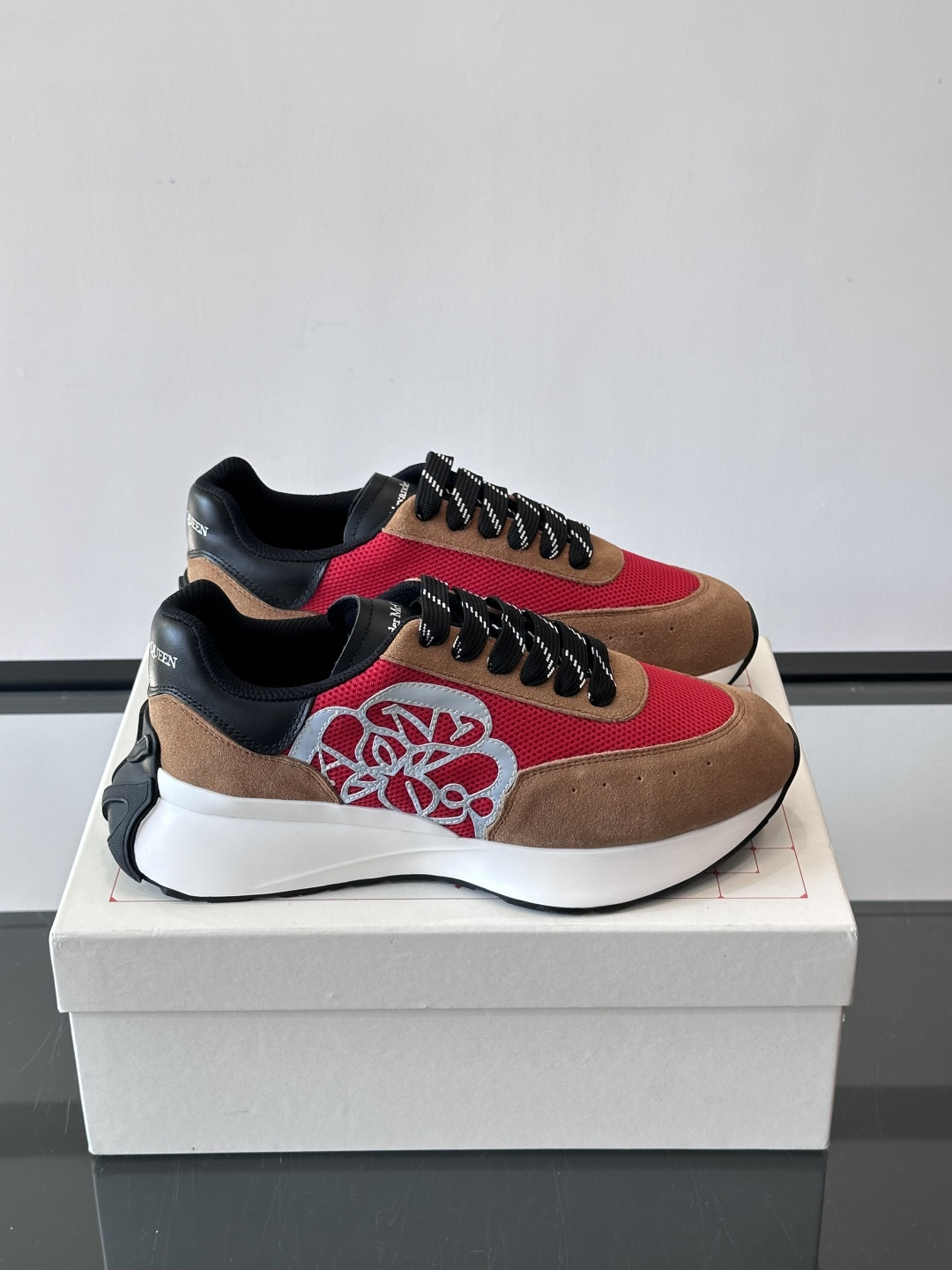 Alexander McQueen SPrint Runner跑鞋采用撞色设计，鞋面融合织物、麂皮和网布
