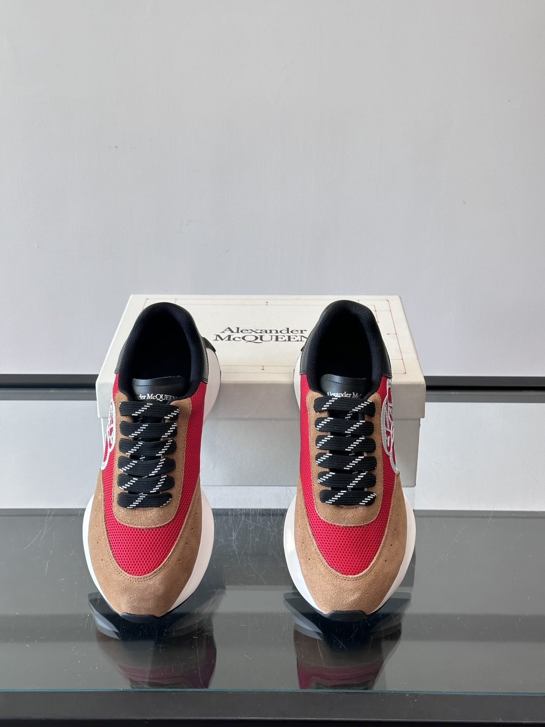 Alexander McQueen SPrint Runner跑鞋采用撞色设计，鞋面融合织物、麂皮和网布