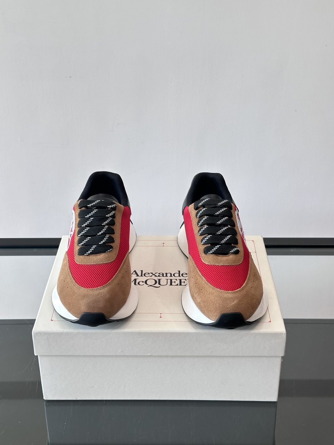 Alexander McQueen SPrint Runner跑鞋采用撞色设计，鞋面融合织物、麂皮和网布