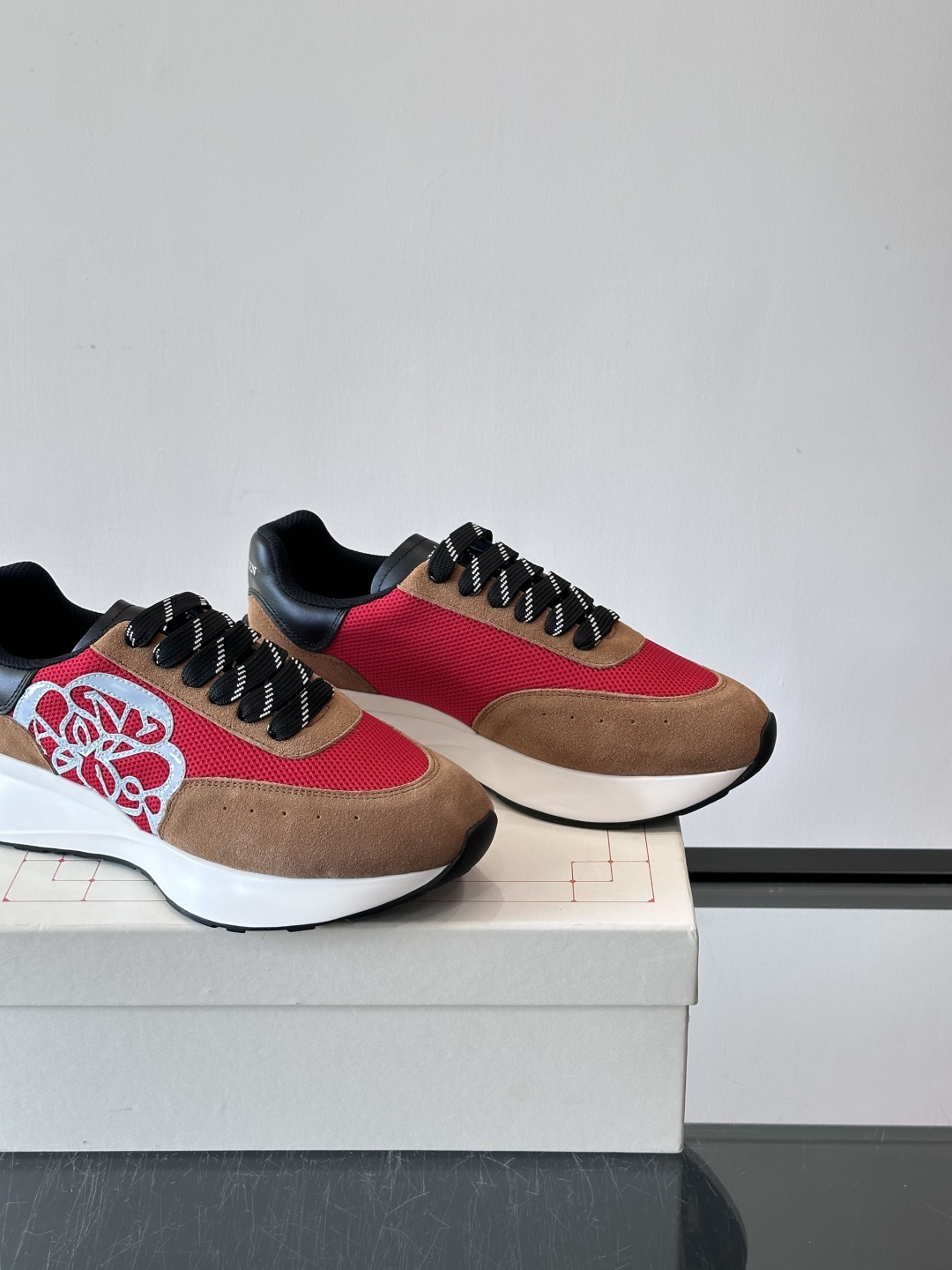 Alexander McQueen SPrint Runner跑鞋采用撞色设计，鞋面融合织物、麂皮和网布