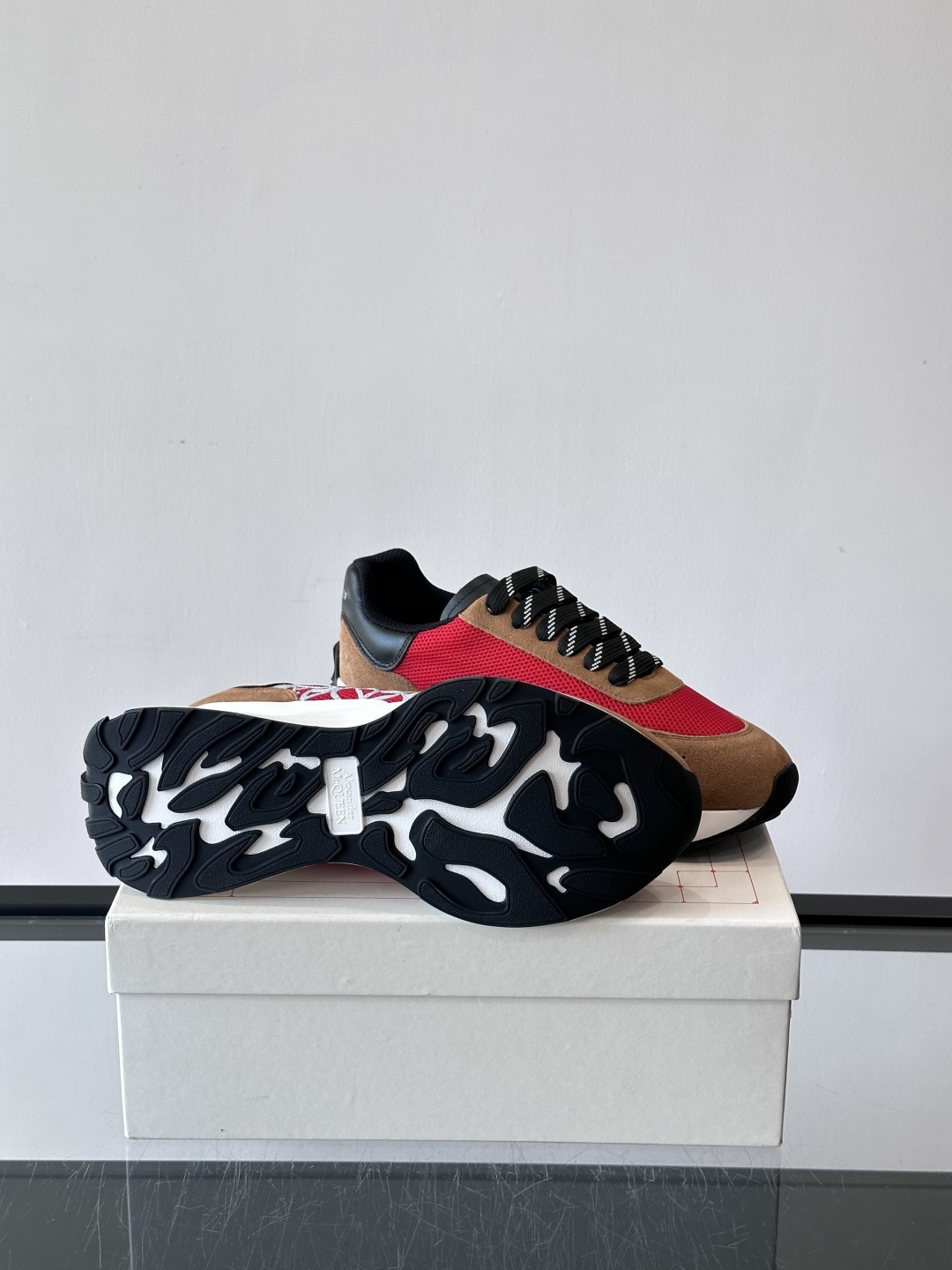 Alexander McQueen SPrint Runner跑鞋采用撞色设计，鞋面融合织物、麂皮和网布