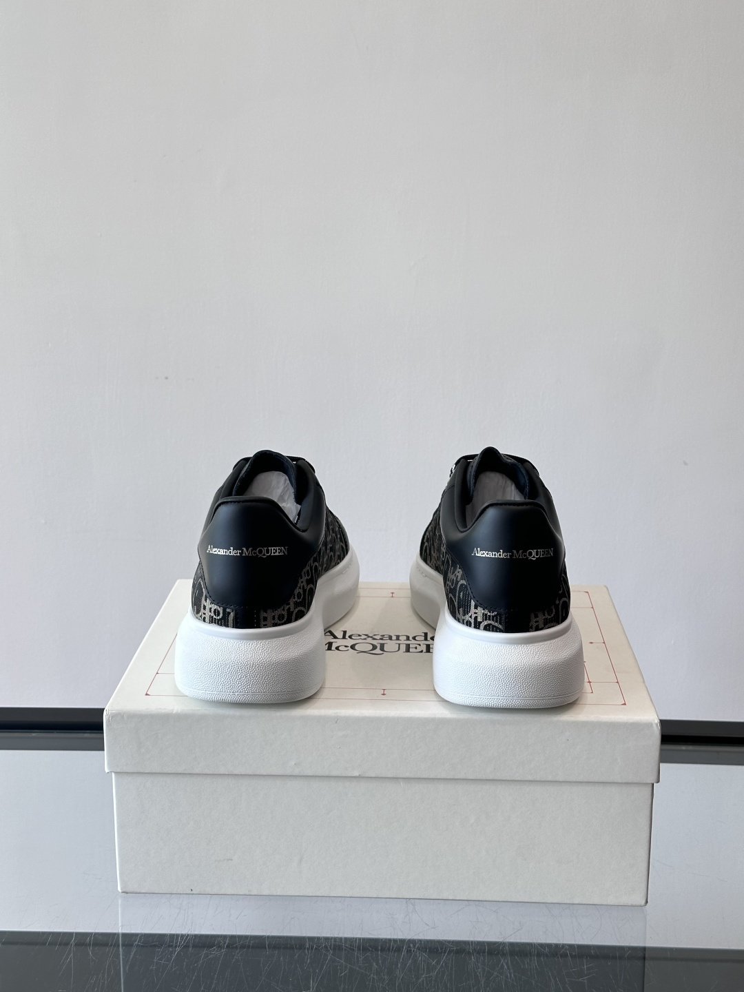 Alexander McQueen 麦昆小白鞋，采用优质牛皮革鞋面，搭配牛仔毛边，艺术感满满。银灰色金属