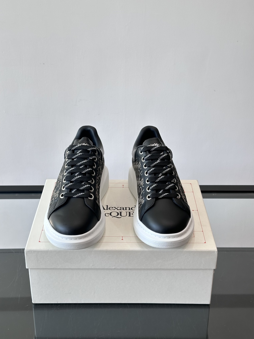 Alexander McQueen 麦昆小白鞋，采用优质牛皮革鞋面，搭配牛仔毛边，艺术感满满。银灰色金属