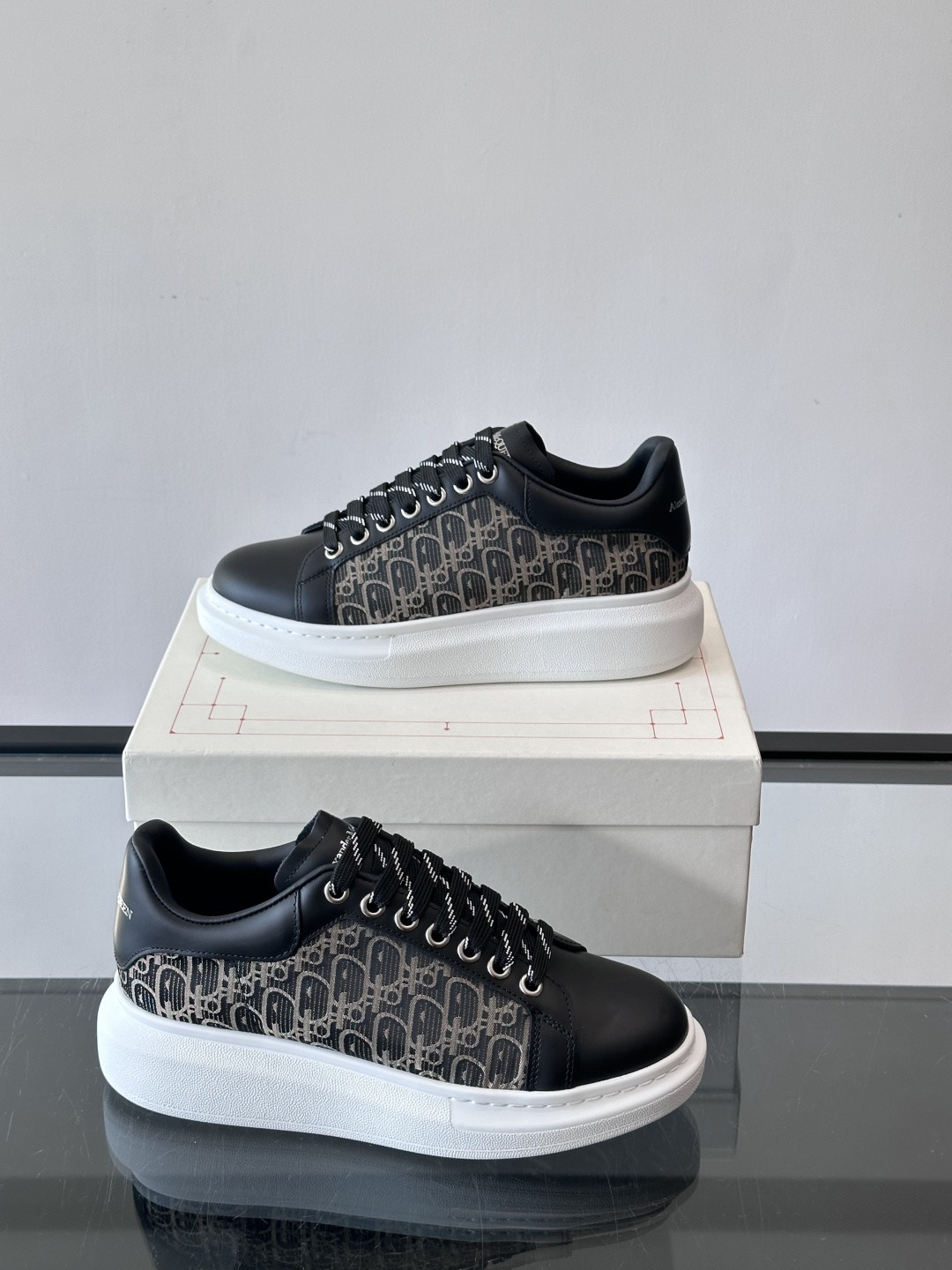 Alexander McQueen 麦昆小白鞋，采用优质牛皮革鞋面，搭配牛仔毛边，艺术感满满。银灰色金属