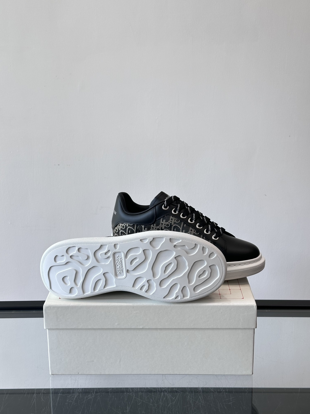 Alexander McQueen 麦昆小白鞋，采用优质牛皮革鞋面，搭配牛仔毛边，艺术感满满。银灰色金属