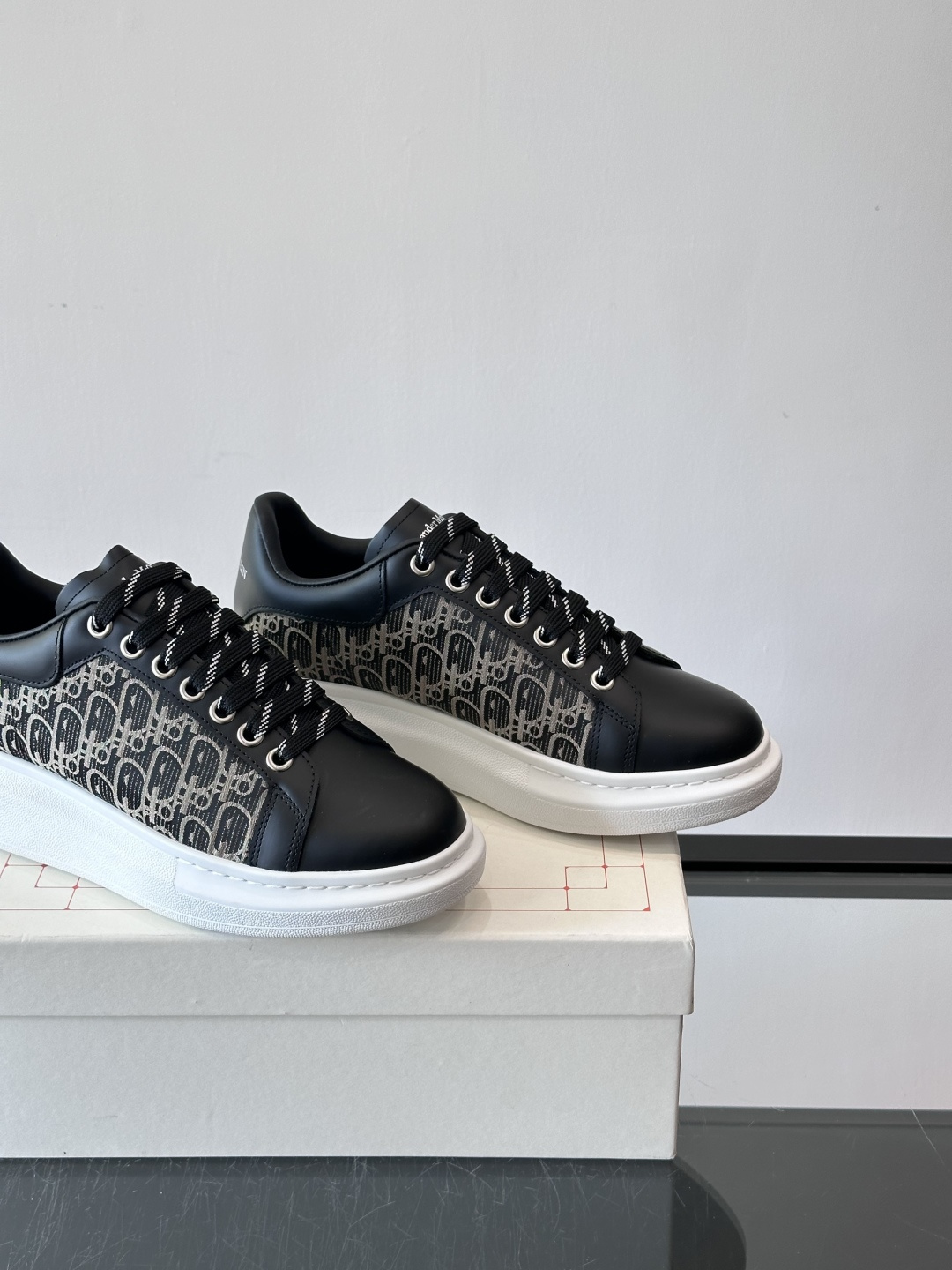 Alexander McQueen 麦昆小白鞋，采用优质牛皮革鞋面，搭配牛仔毛边，艺术感满满。银灰色金属