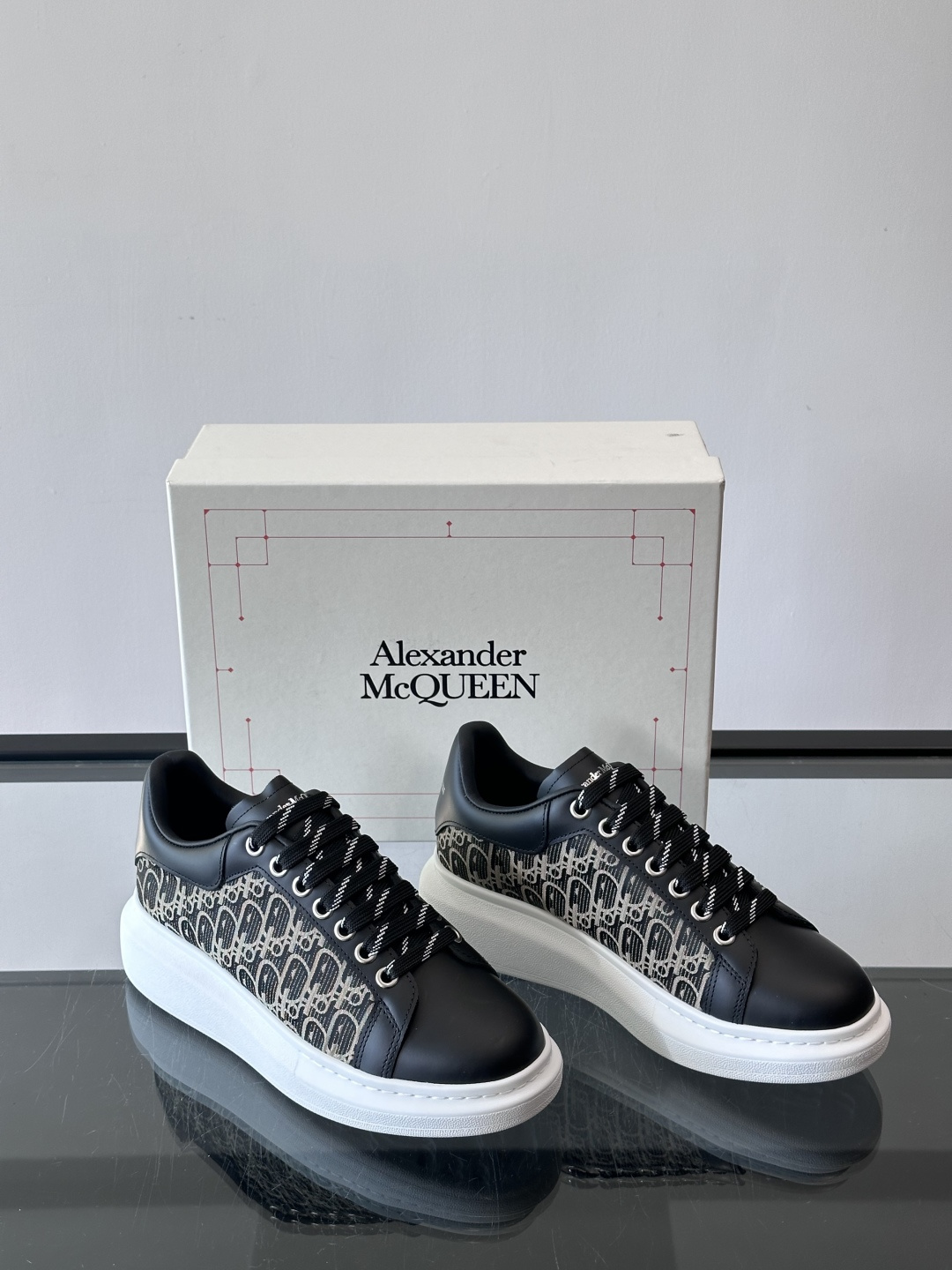 Alexander McQueen 麦昆小白鞋，采用优质牛皮革鞋面，搭配牛仔毛边，艺术感满满。银灰色金属