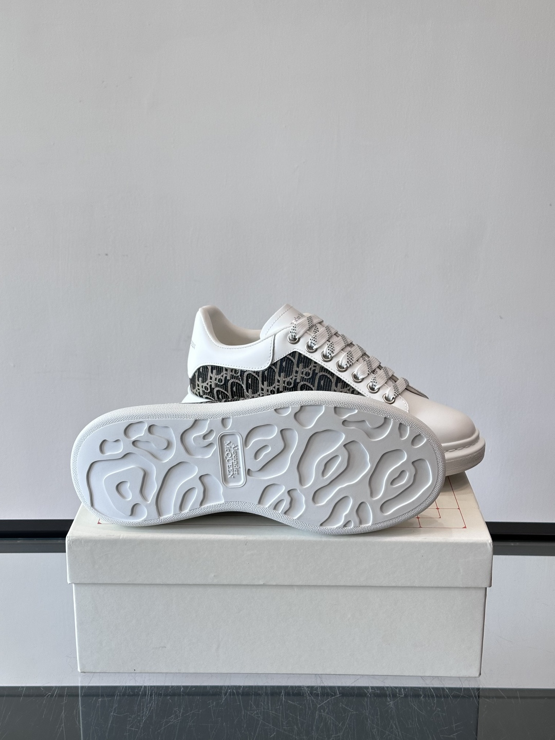 Alexander McQueen 麦昆小白鞋，采用优质牛皮革鞋面，搭配牛仔毛边，艺术感满满。银灰色金属