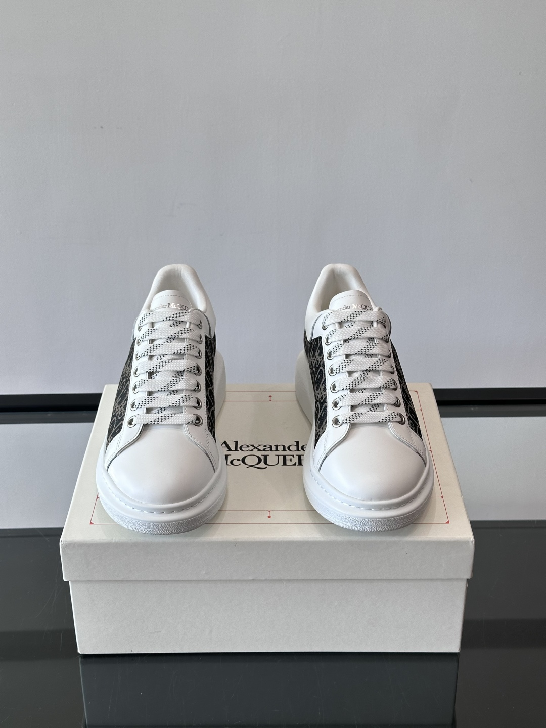 Alexander McQueen 麦昆小白鞋，采用优质牛皮革鞋面，搭配牛仔毛边，艺术感满满。银灰色金属