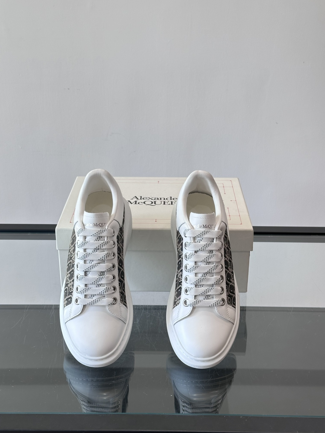 Alexander McQueen 麦昆小白鞋，采用优质牛皮革鞋面，搭配牛仔毛边，艺术感满满。银灰色金属